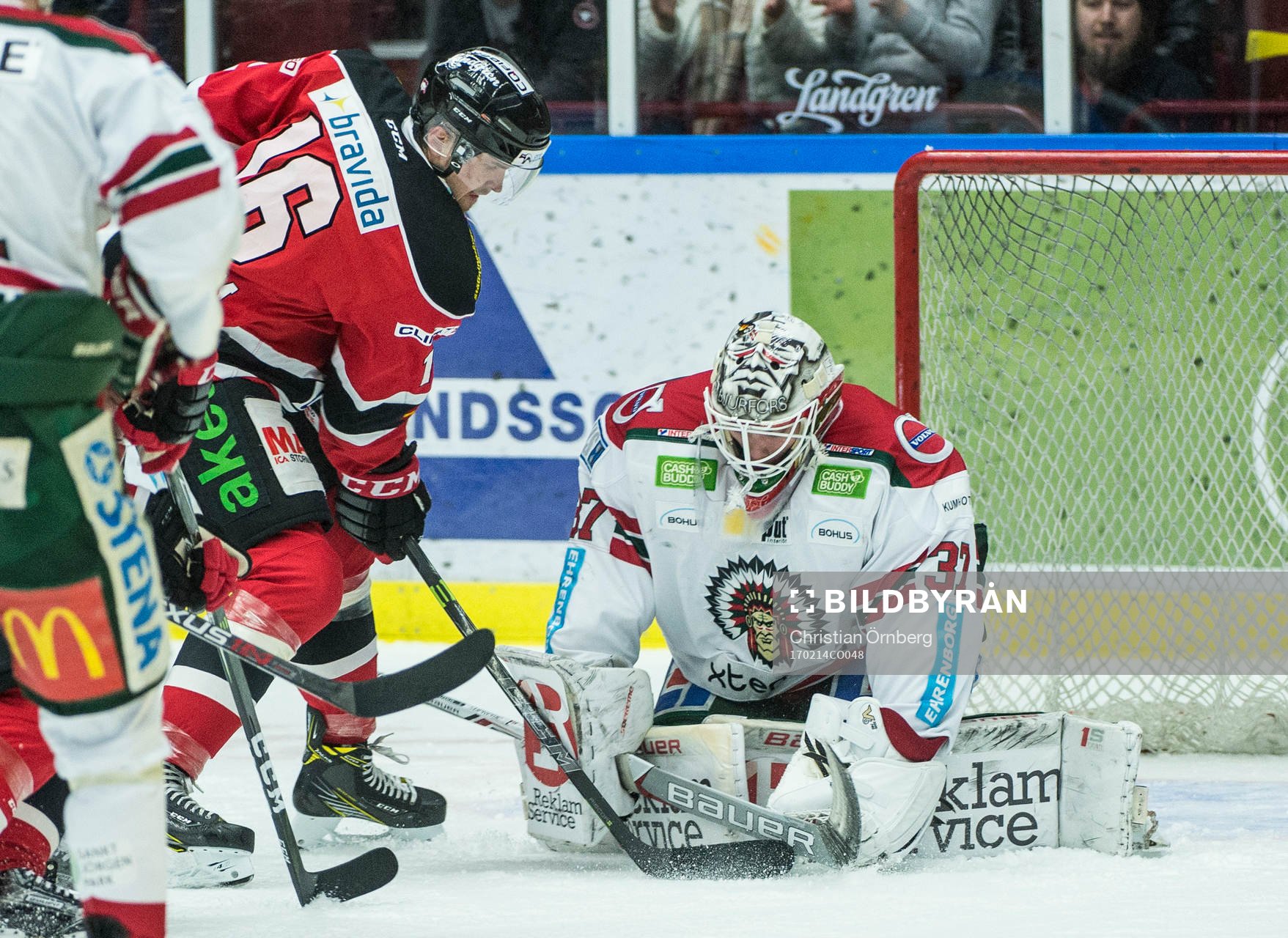 Malmö Redhawks Magnus Häggström mot Frölundas målvakt