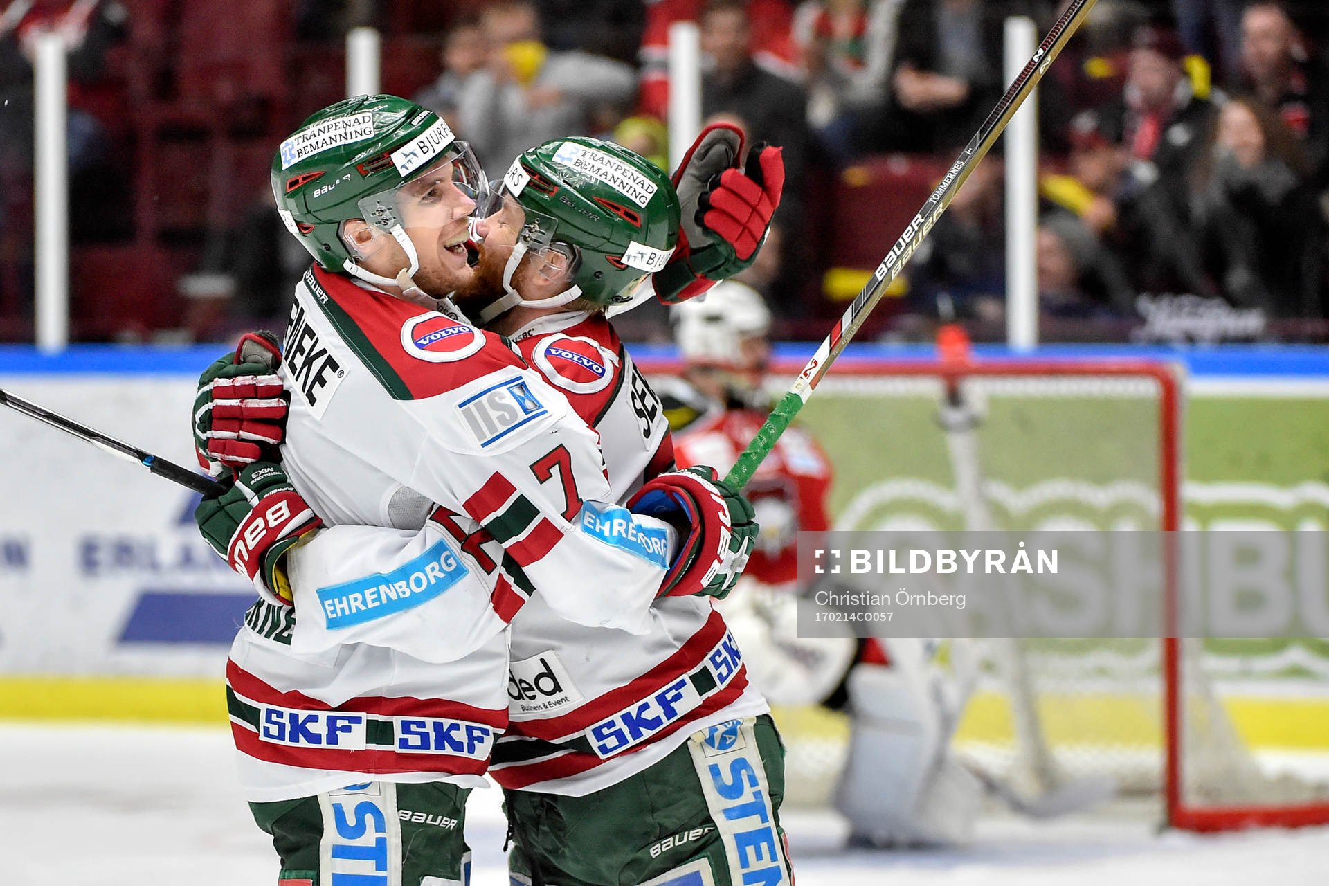 Frölundas Henrik Tömmernes och Robin Figren jublar