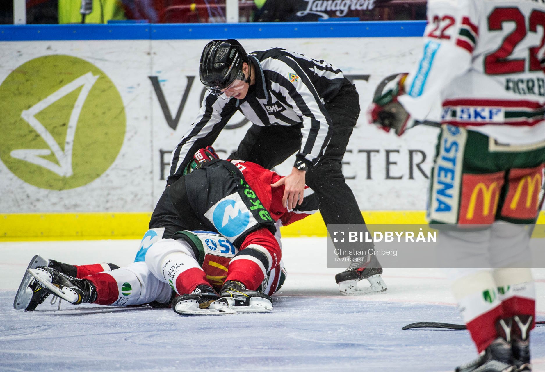 Domaren försöker avbryta slagsmål mellan Malmö Redhawks