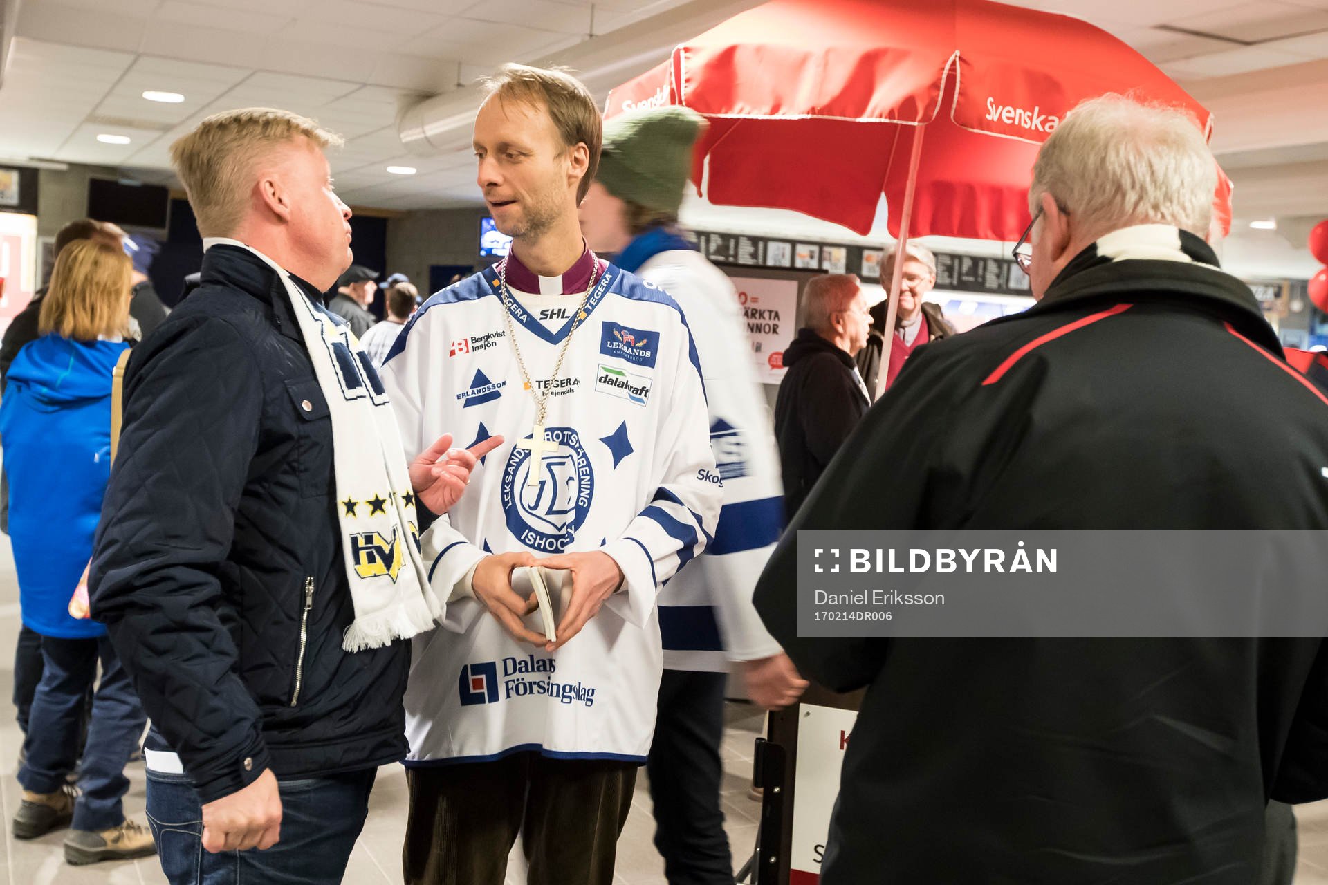 Biskop Mikael Mogren i Leksands tröja i samtal med