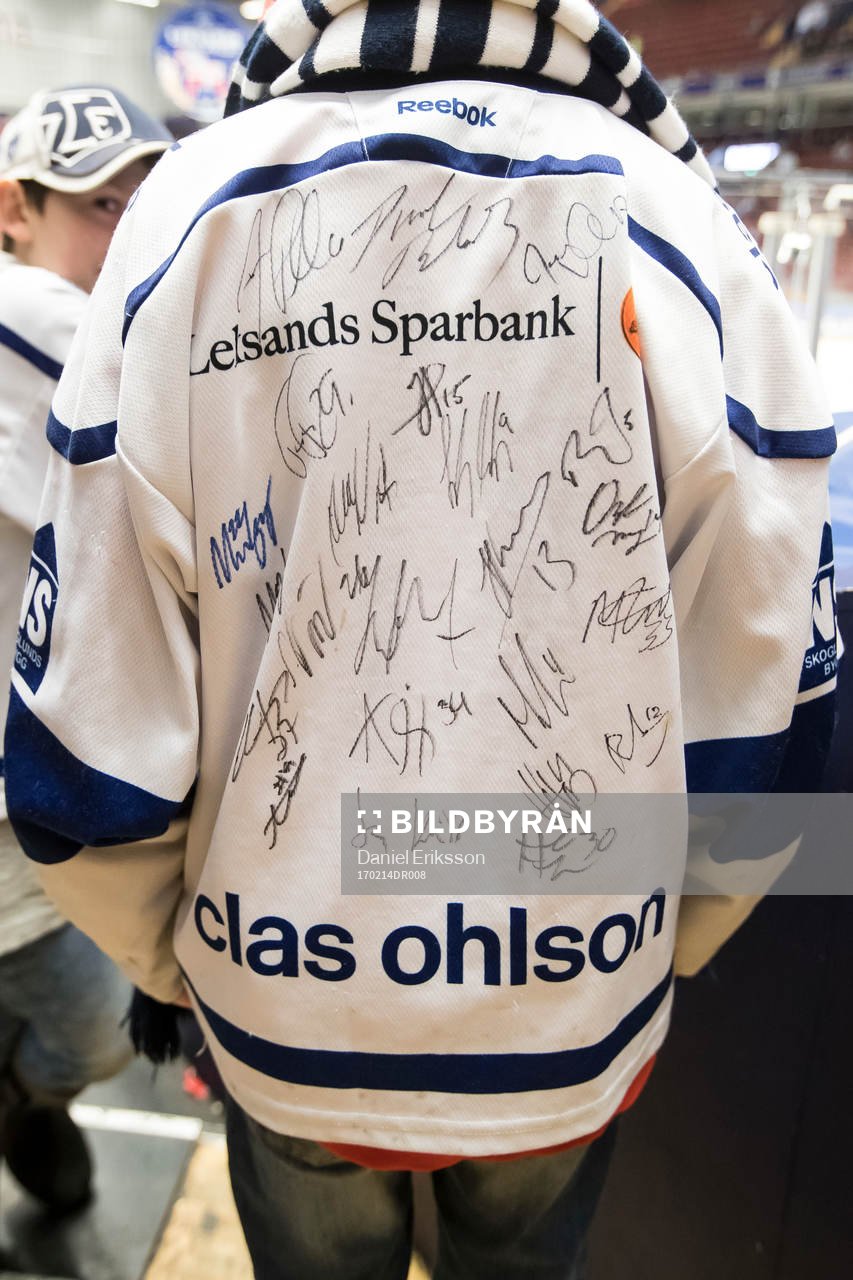 Signerad matchtröja innan ishockeymatchen i SHL mellan