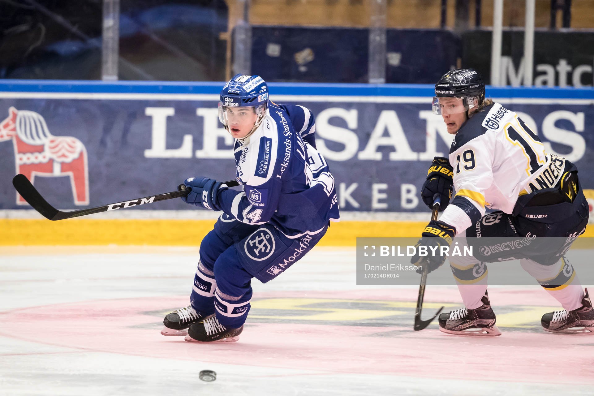 s Erik Andersson jagar pucken i ishockeymatchen i SHL