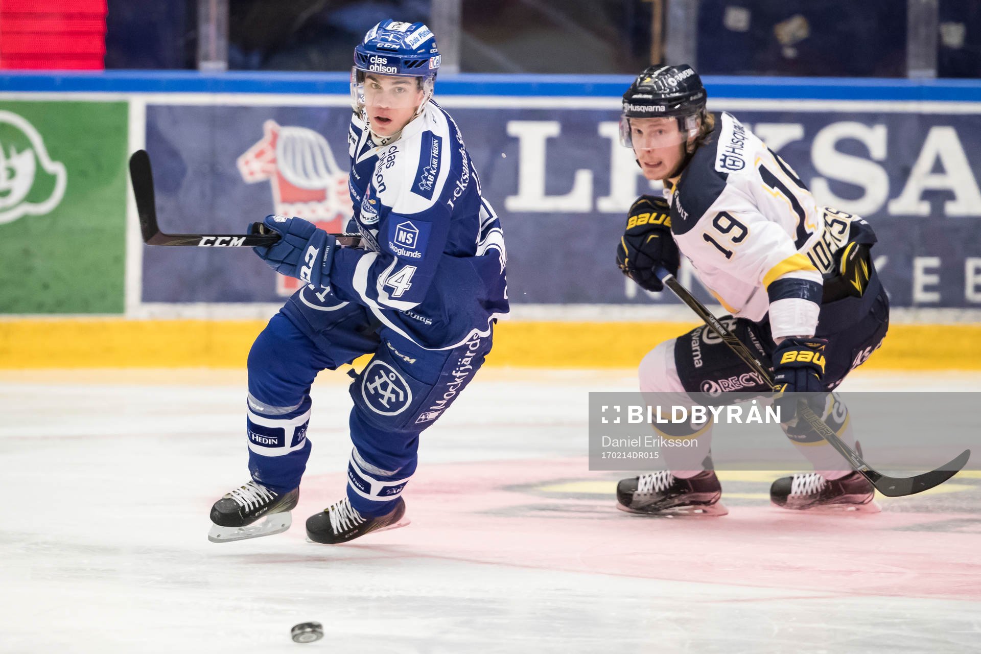 s Erik Andersson jagar pucken i ishockeymatchen i SHL