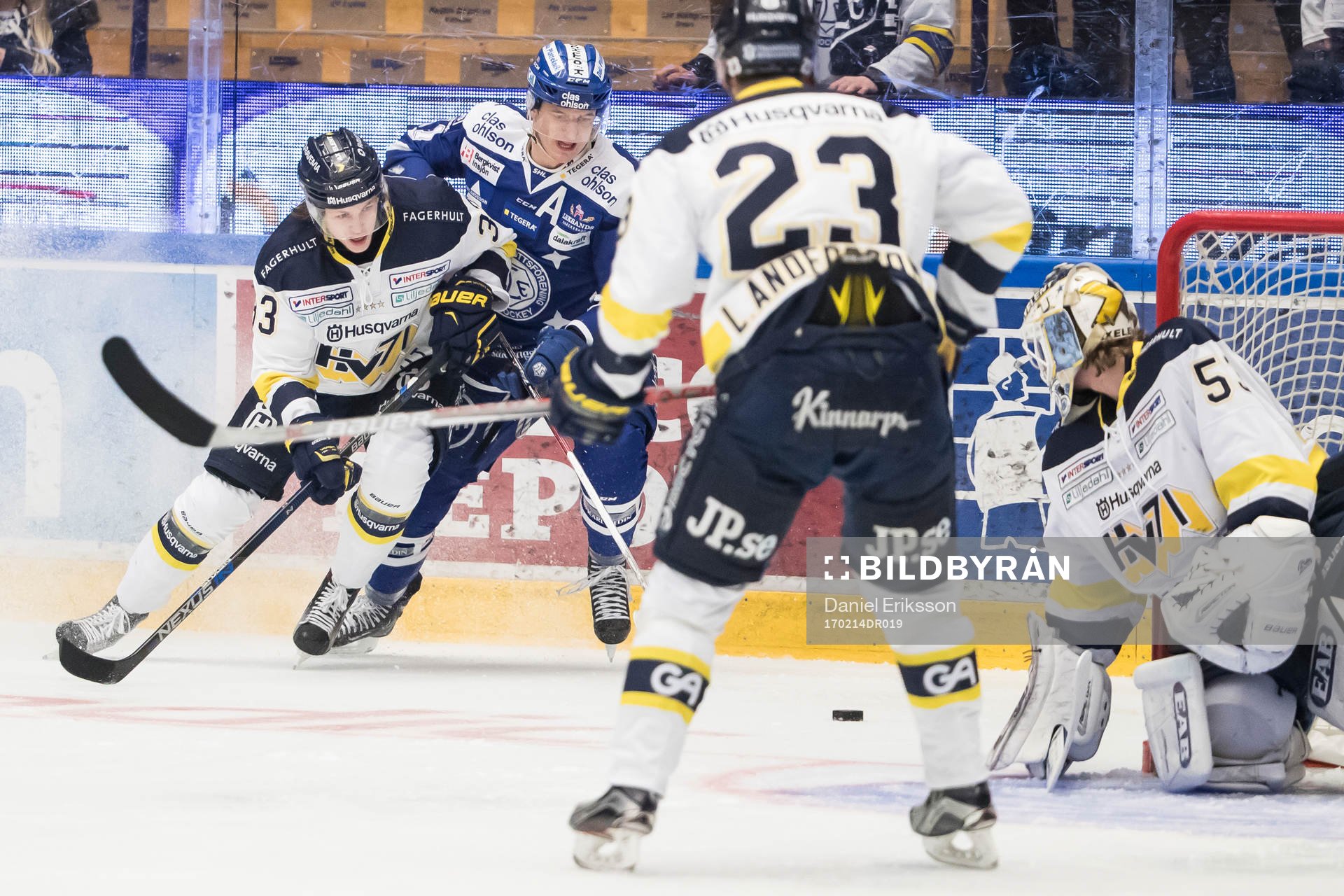 s Niklas Hansson i kamp om pucken bakom HV71:s målvakt