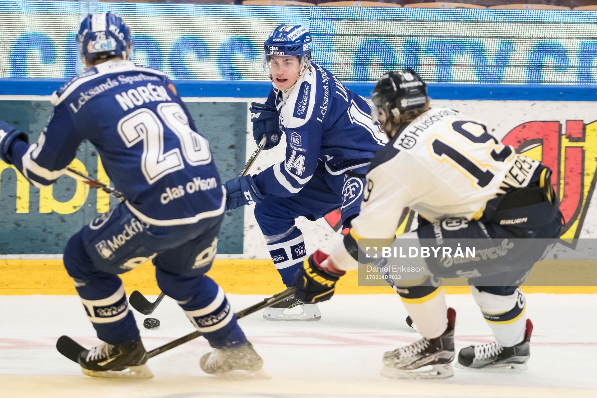 Leksands Oskar Lang med pucken Leksands Patrik Norén och