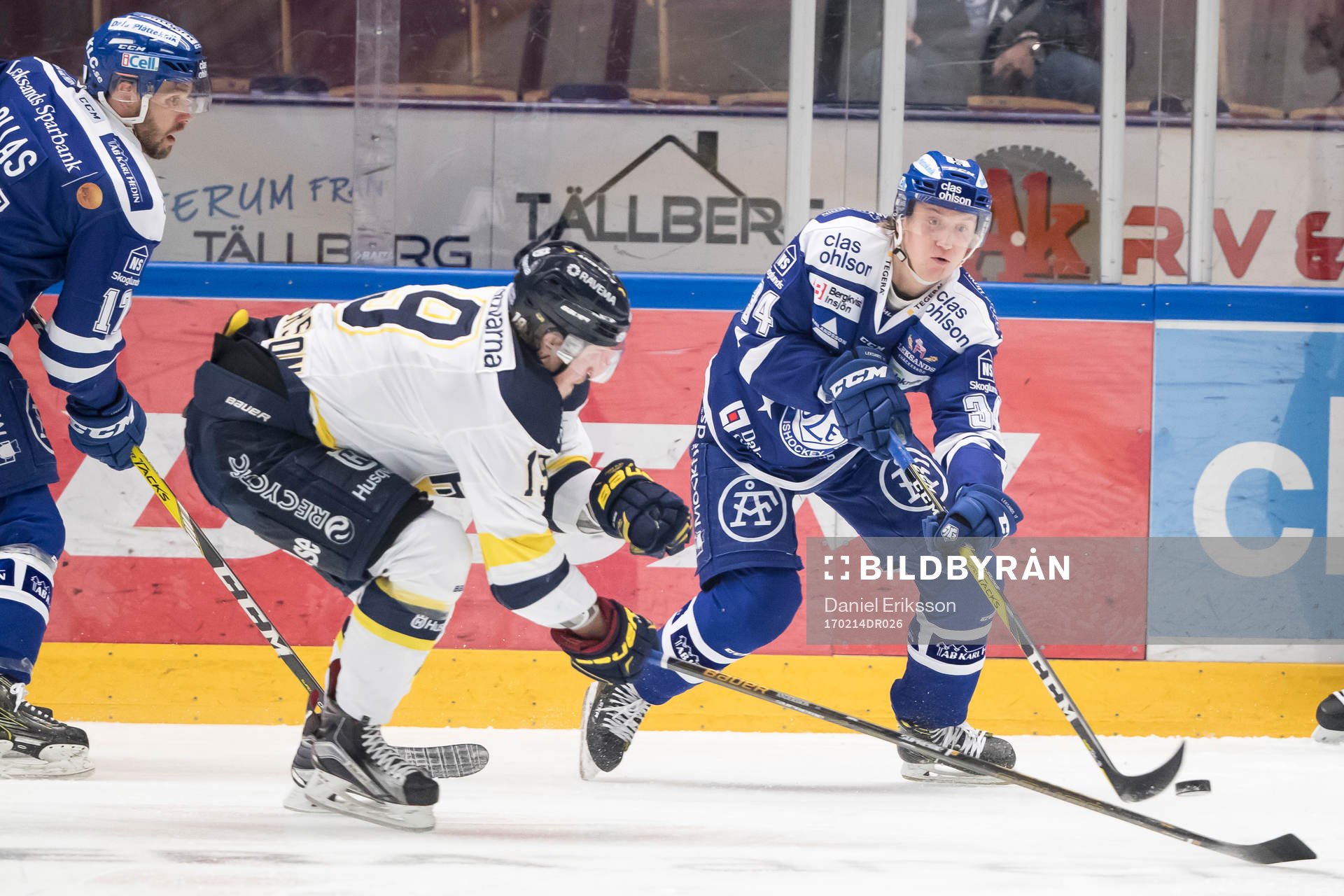 s Erik Andersson i kamp om pucken i ishockeymatchen i SHL