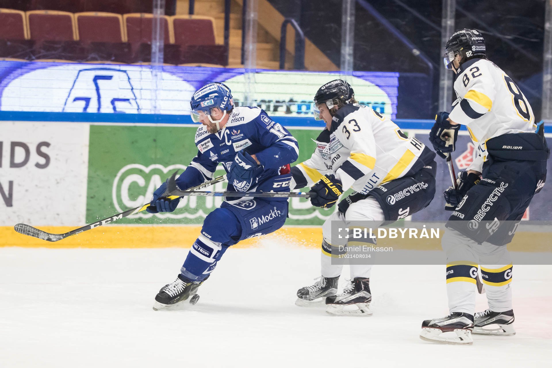 s Niklas Hansson  ikapp om pucken i ishockeymatchen i SHL