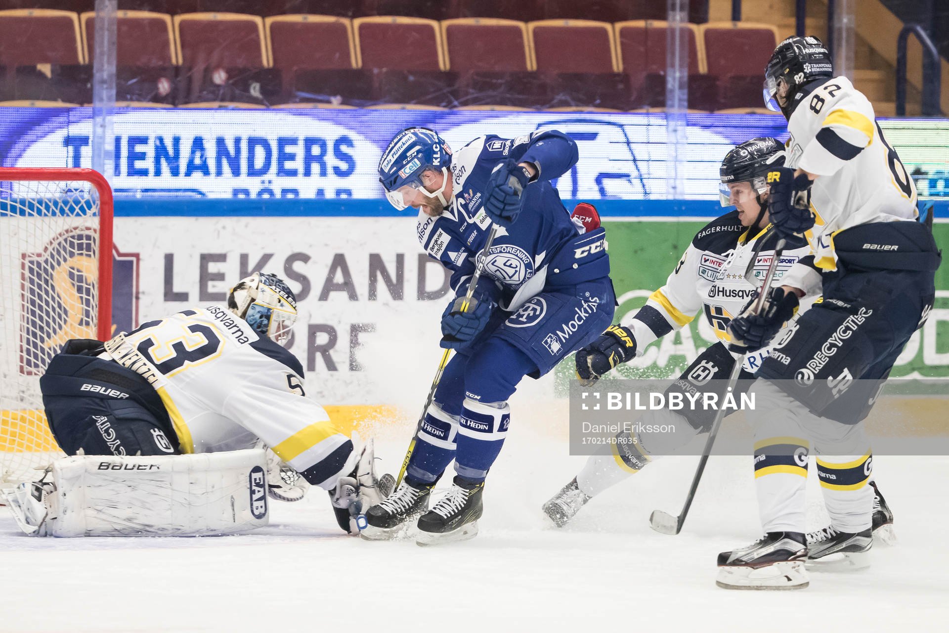 s målvakt Fredrik Pettersson-Wentzel jagas av HV71:s