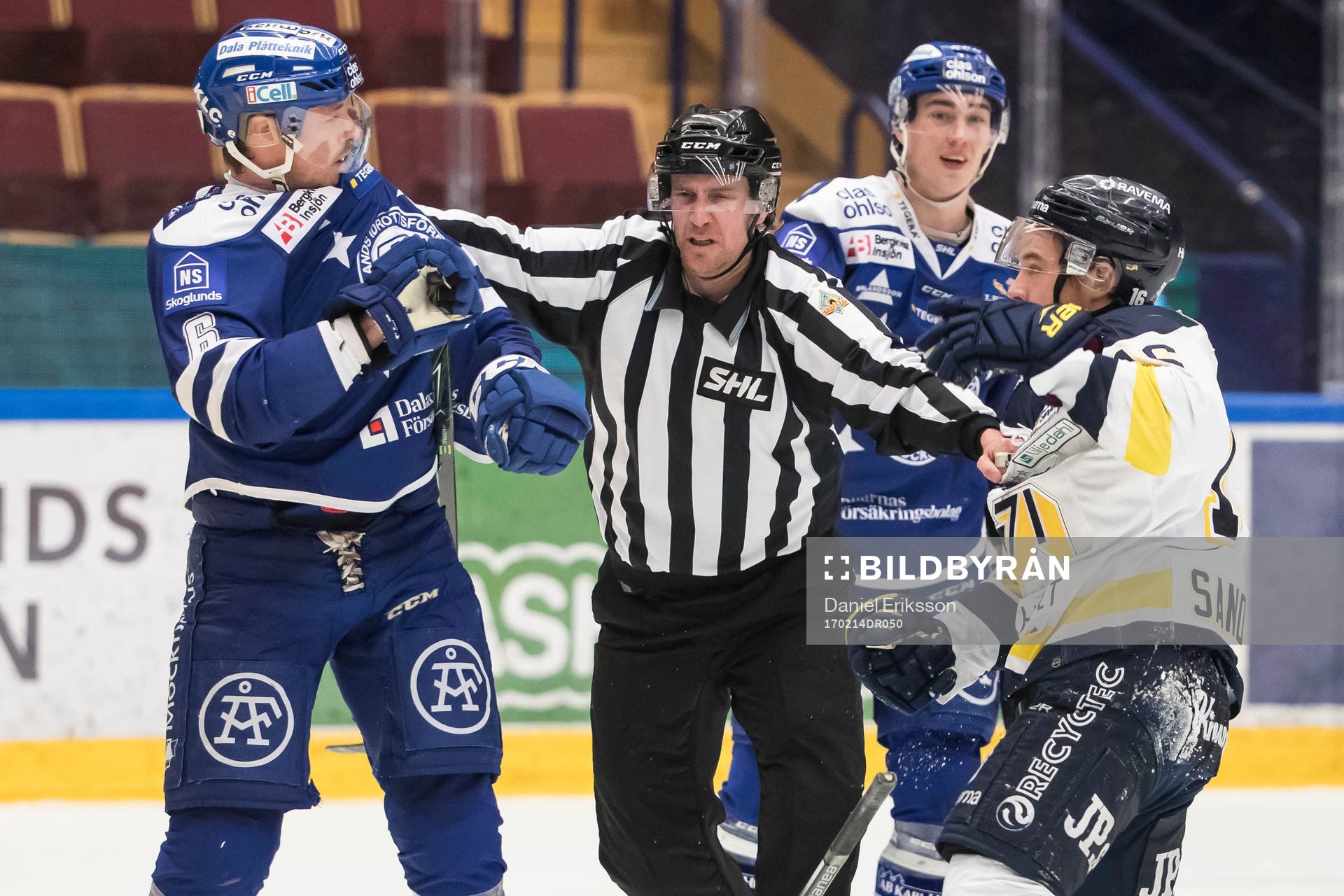 s Filip Sandberg linjedomare Örjan Åhlén  går emellan i