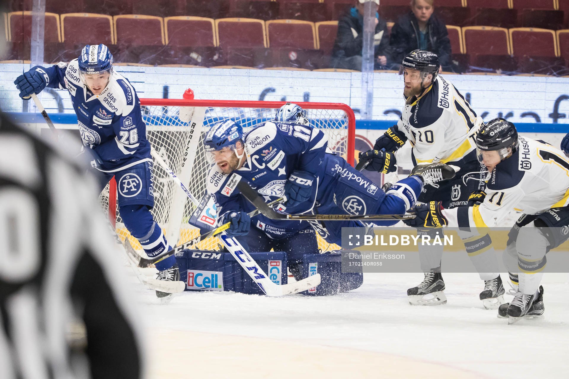 Leksands Jesper Ollas faller framför Leksands Patrik