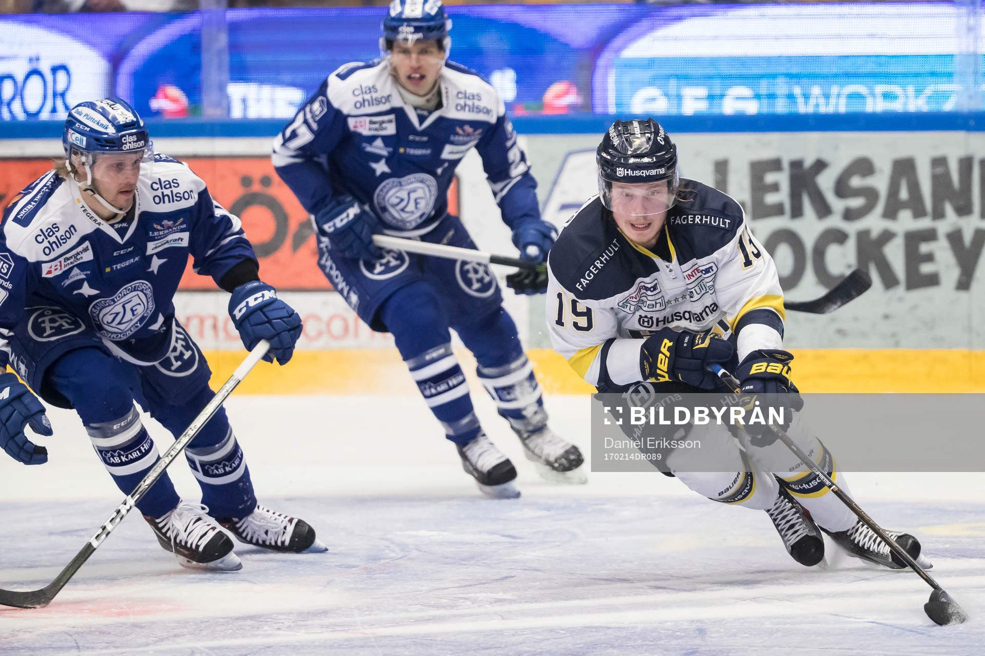 s Erik Andersson med pucken och Leksands Alexander Ytterell