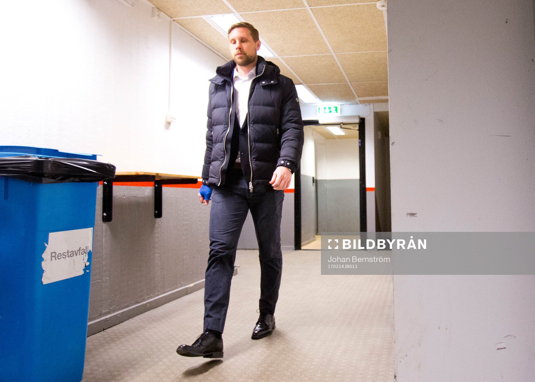 Örebros skadade Viktor Ekbom i civila kläder