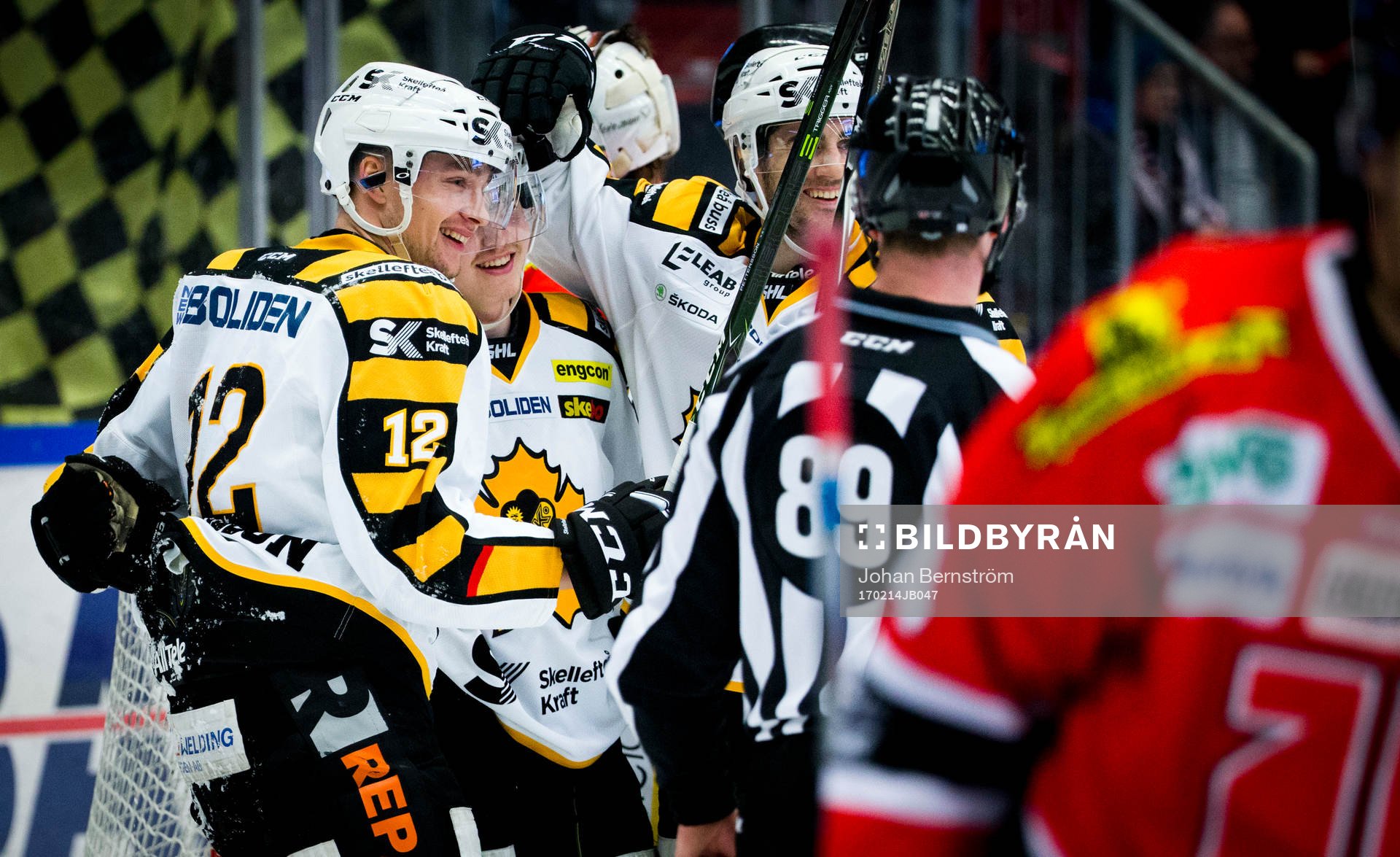 Skellefteås Adam Pettersson jublar 1-2 målet i