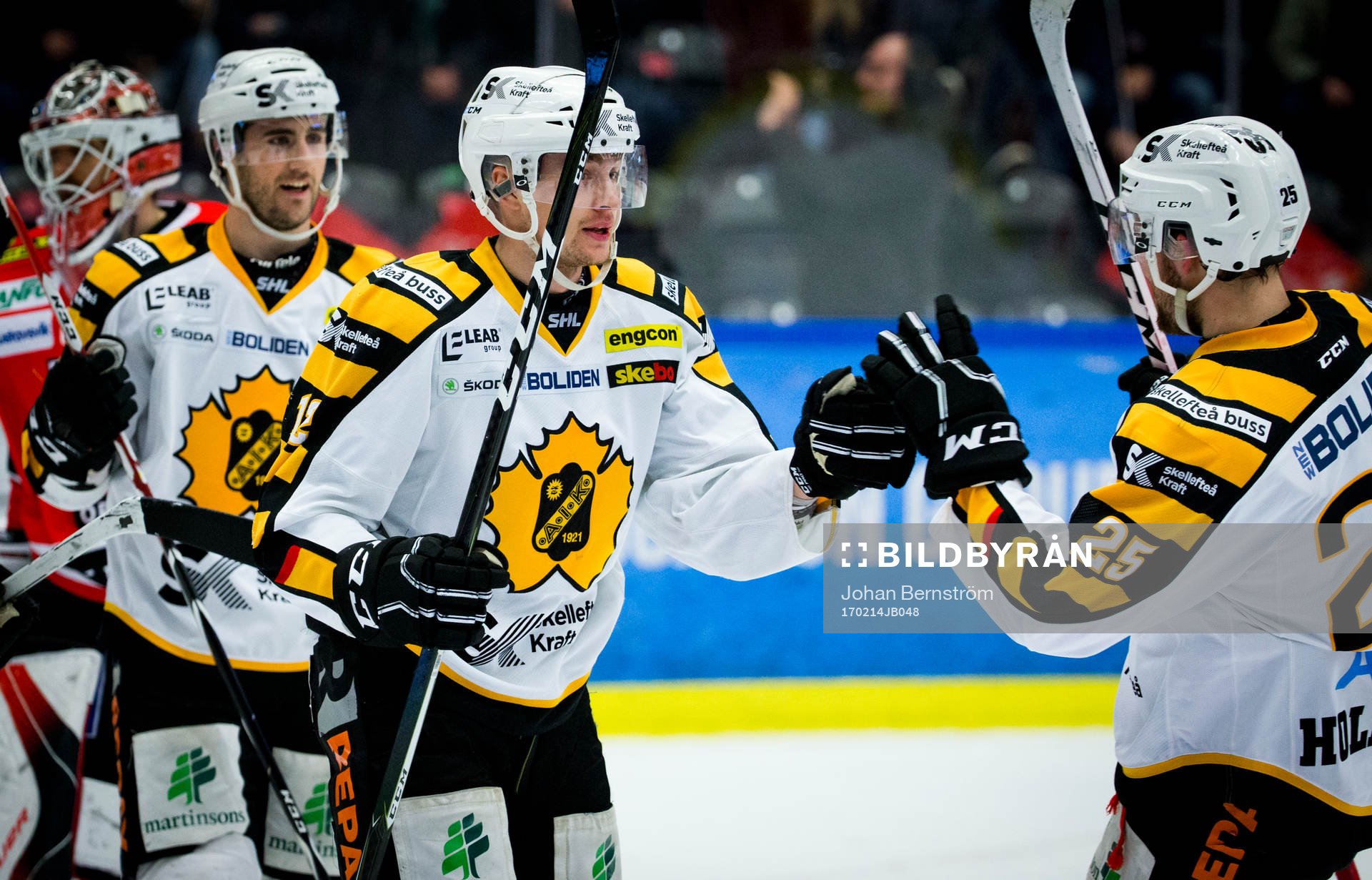 Skellefteås Adam Pettersson jublar med Bud Holloway och