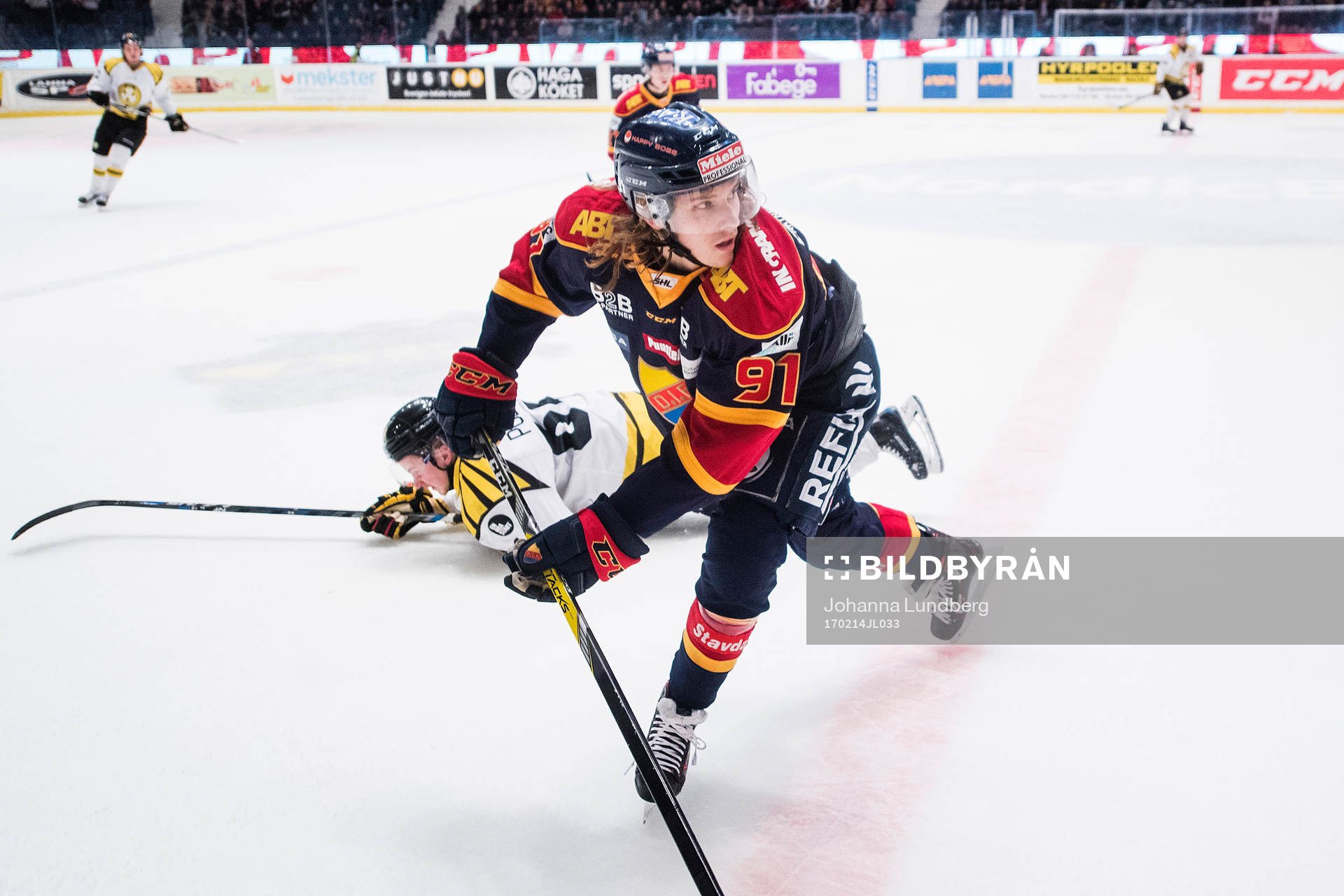 Djurgårdens Axel Jonsson Fjällby tar sig förbi Brynäs