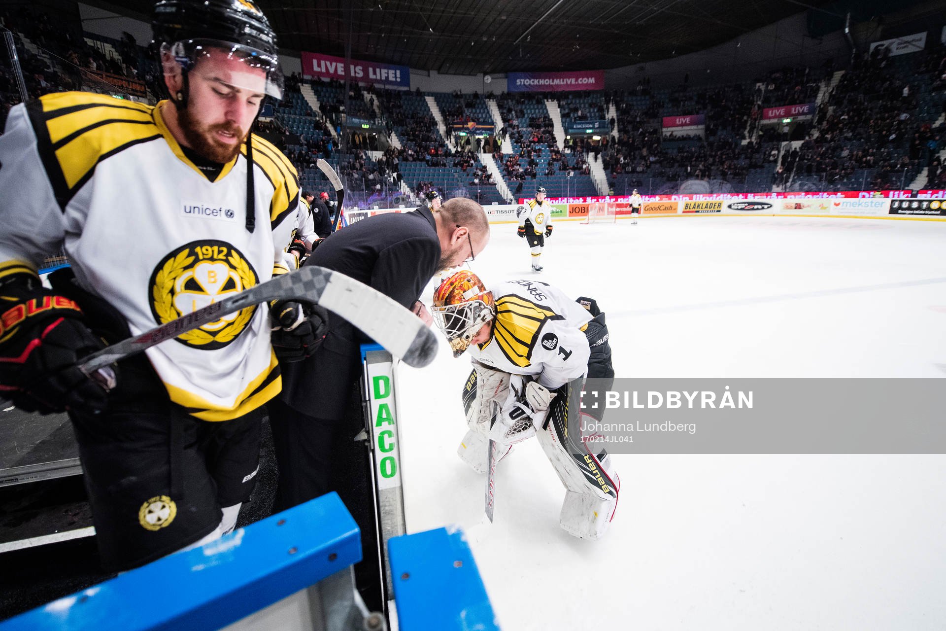 Brynäs Marc Zanetti och målvakt Felix Sandström deppar