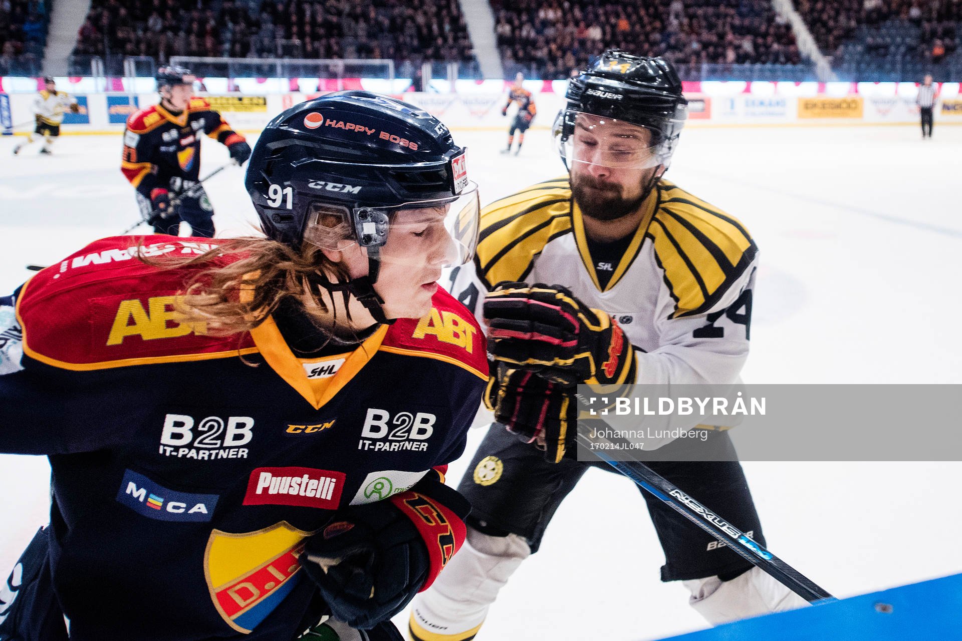 Brynäs Johan Alcén med en tackling på Djurgårdens Axel