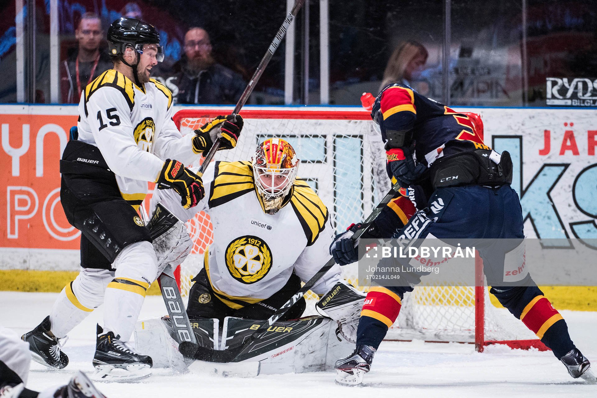 Djurgårdens Daniel Brodin framför Brynäs Simon