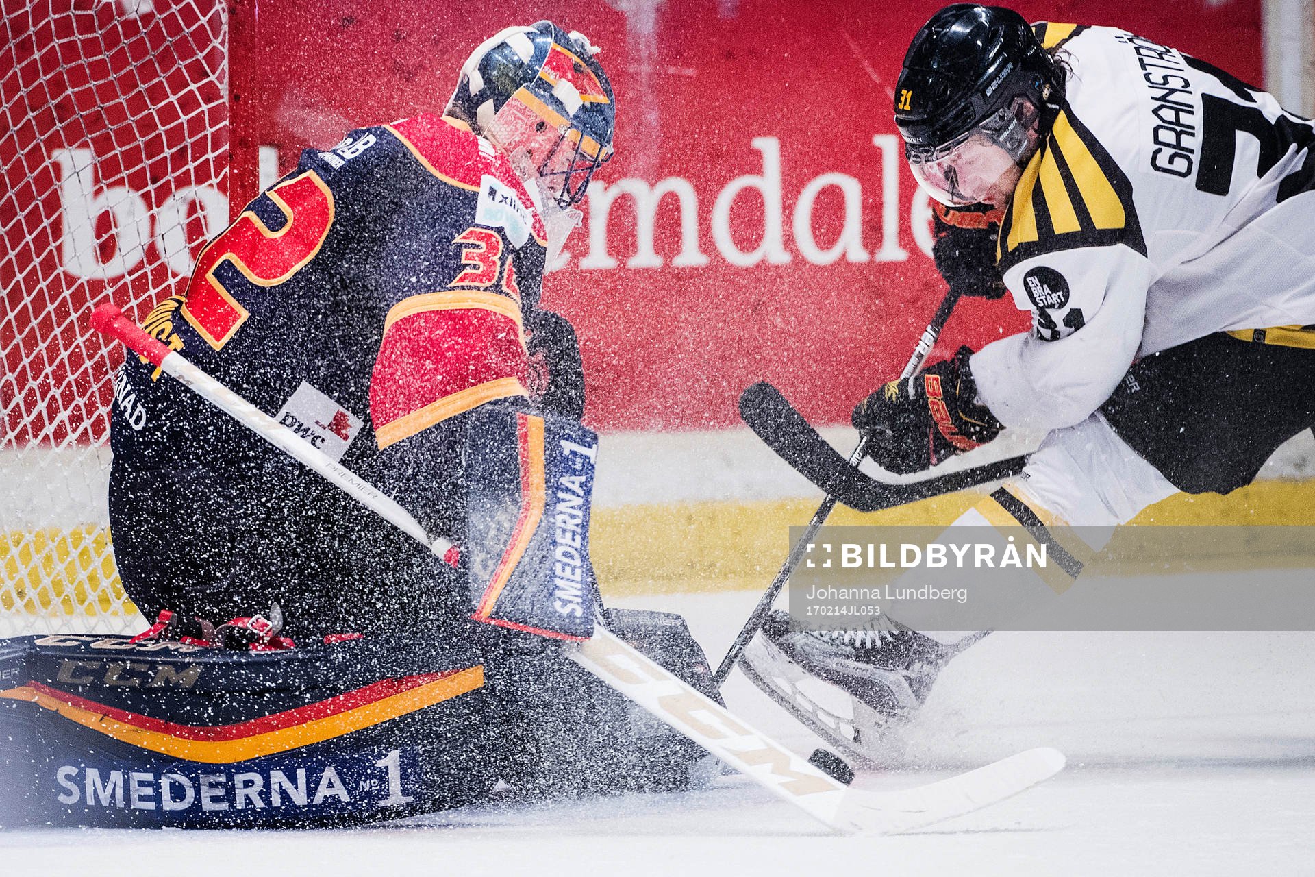 Brynäs Jonathan Granström framför Djurgårdens målvakt