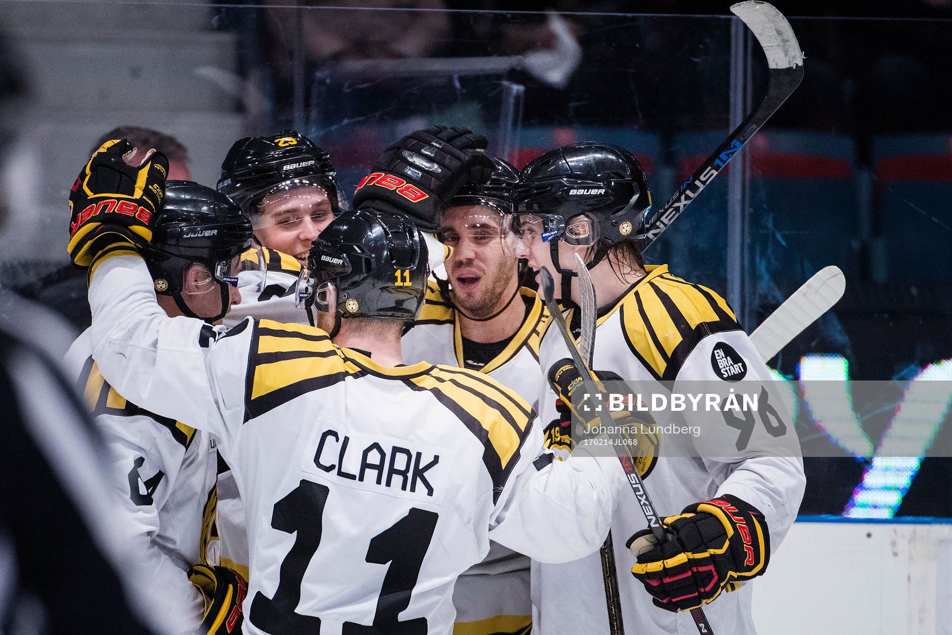 Brynäs Lucas Carlsson jublar med Jonathan Pudas och Jesper