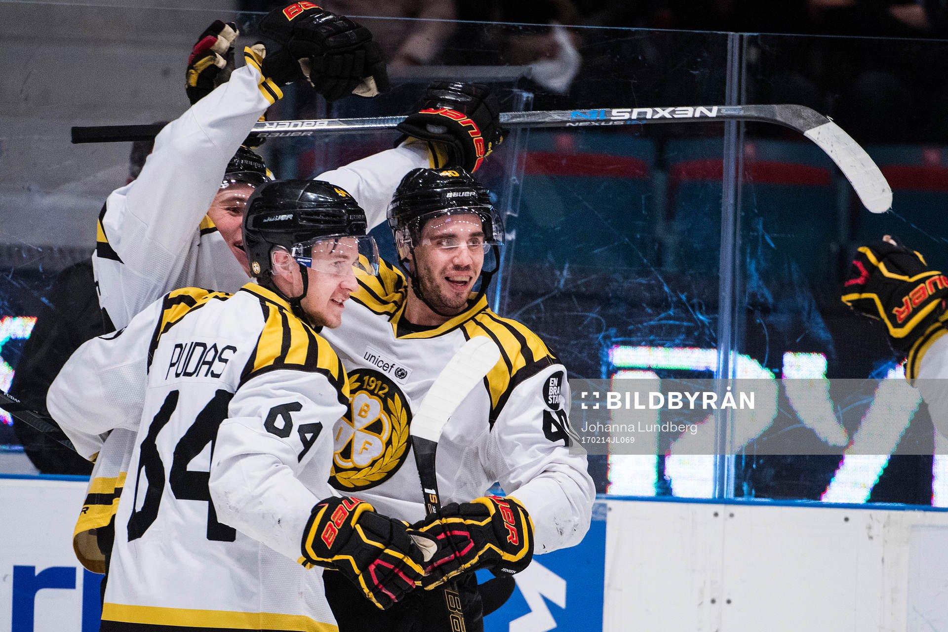 Brynäs Lucas Carlsson jublar med Jonathan Pudas och Jesper