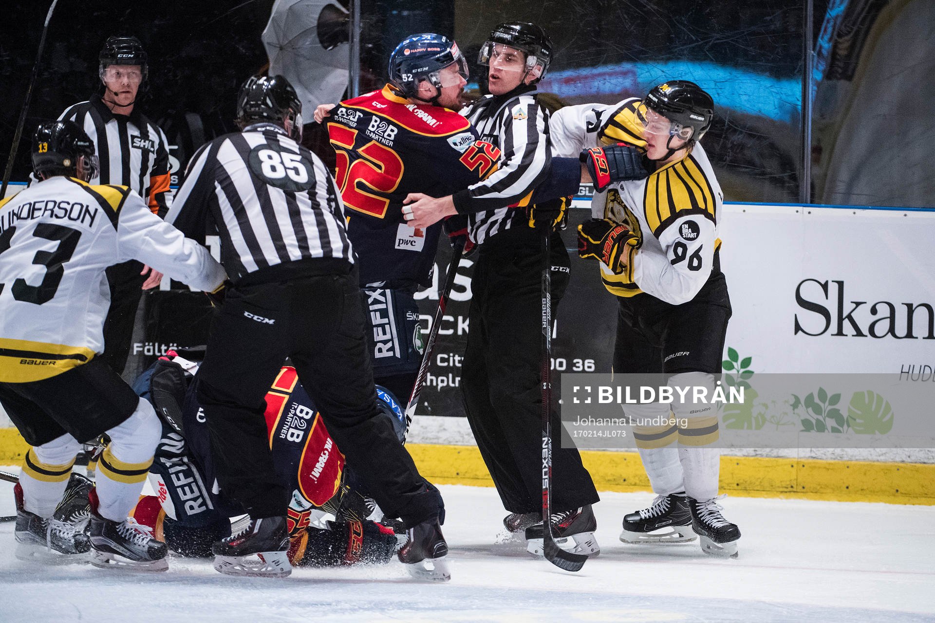 Djurgårdens Mikael Ahlén och Brynäs Oskar Lindblom i
