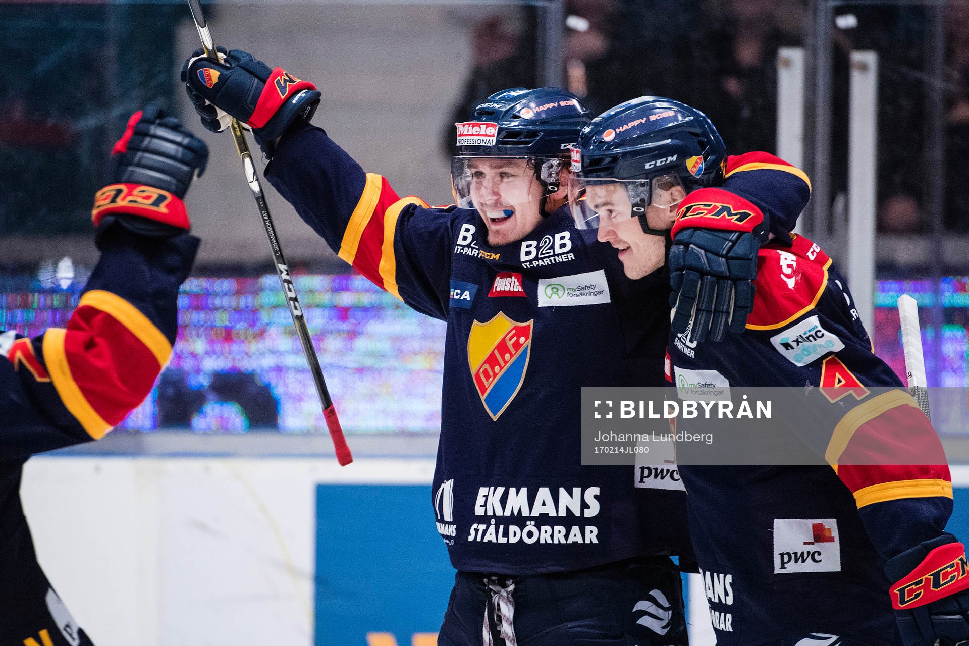 Djurgårdens Linus Johansson jublar med Marcus Högström
