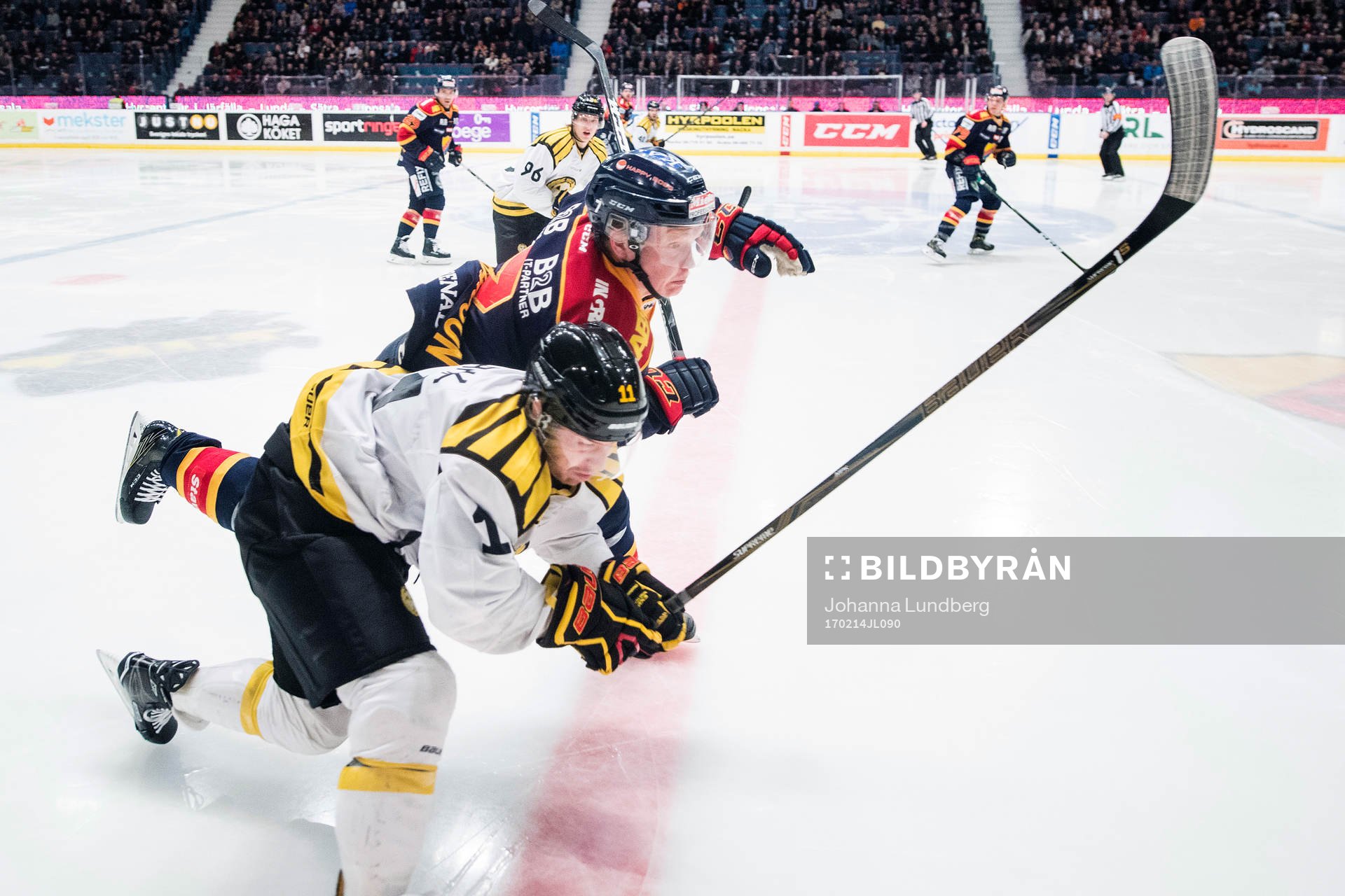 Djurgårdens Emil Johansson med en tackling på Brynäs