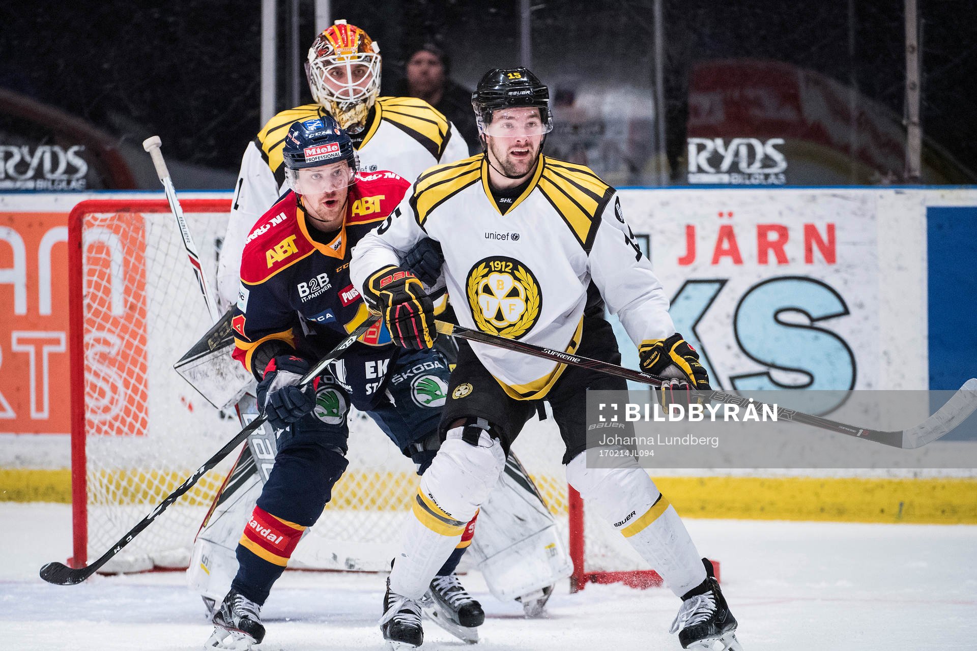 Djurgårdens Daniel Brodin framför Brynäs Simon