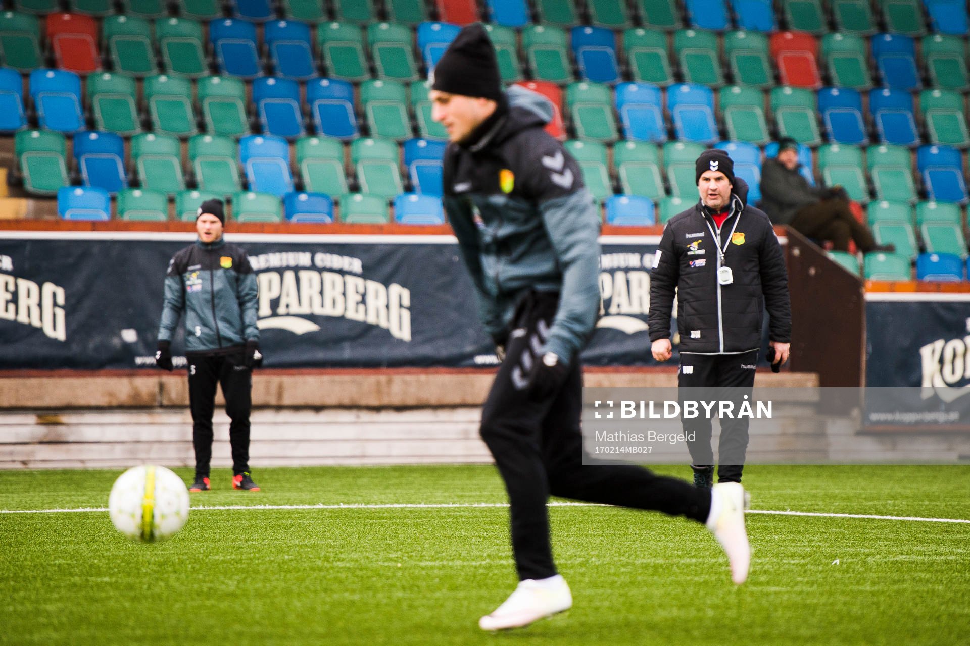 GAIS tränare Benjamin Westman tittar på Luka Mijaljevic