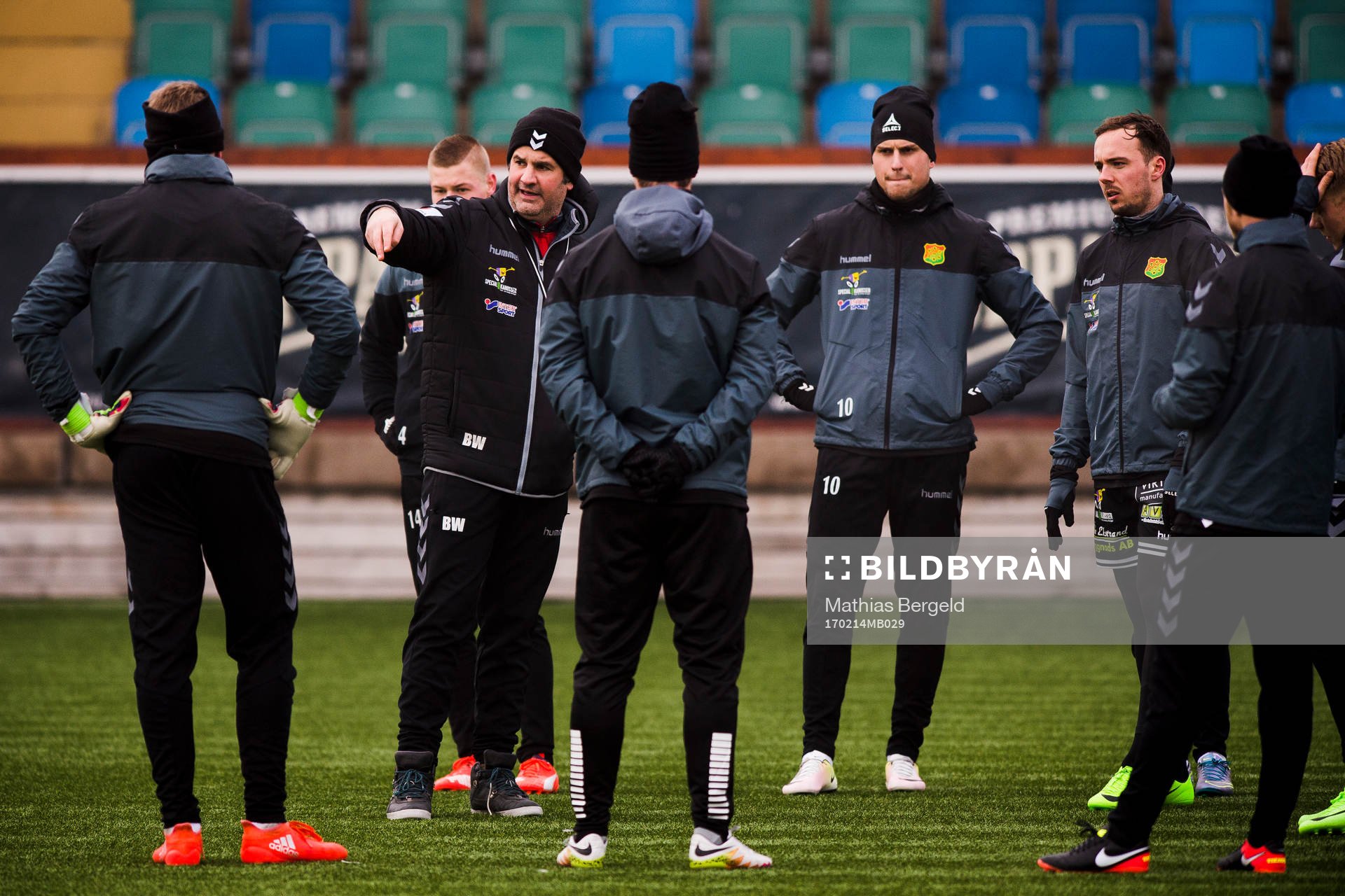 GAIS tränare Benjamin Westman instruerar spelarna