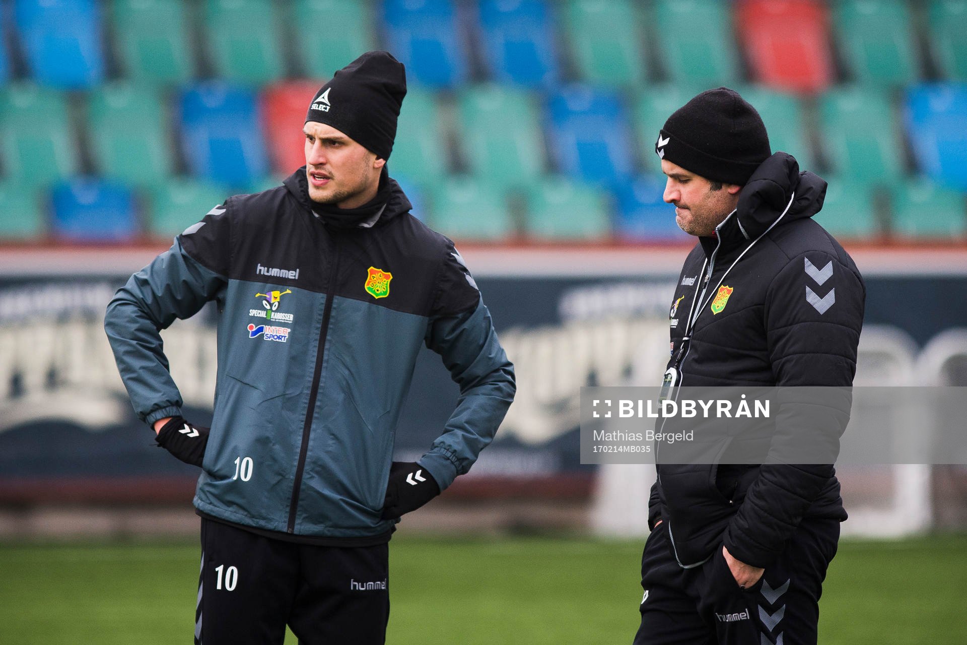 GAIS Luka Mijaljevic och tränare Benjamin Westman under en fotbollsträning med GAIS den 14 februari 2017 i Göteborg.