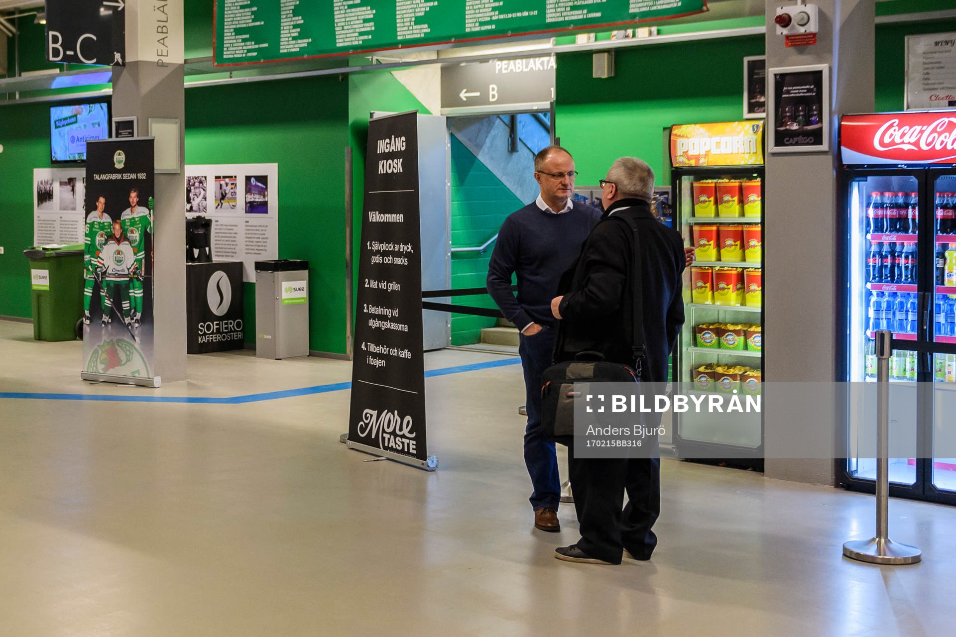 Rögles tränare Anders Eldebrink pratar med besökare i