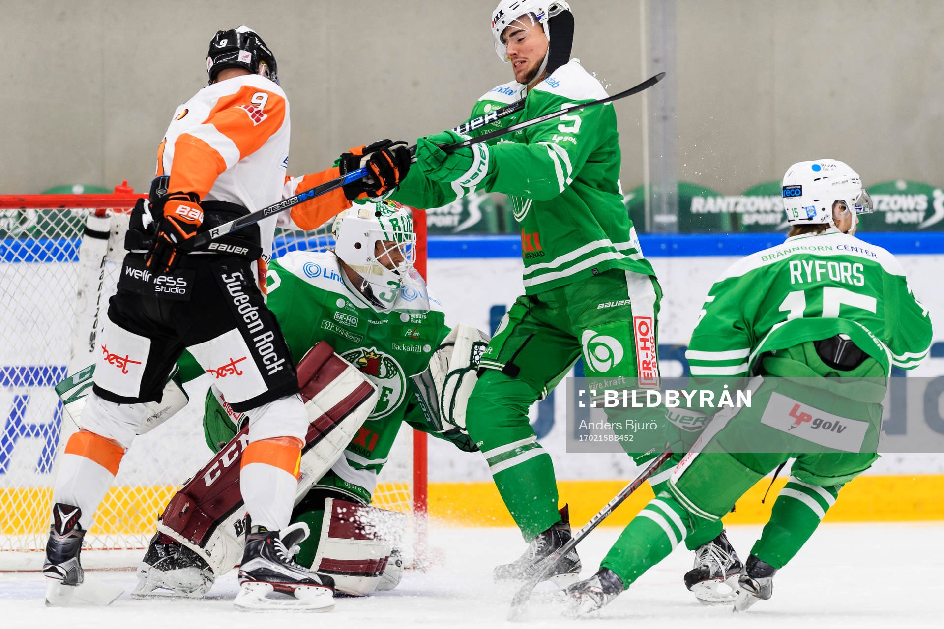 Karlskronas Morten Madsen och Rögles Alen Bibic i kamp