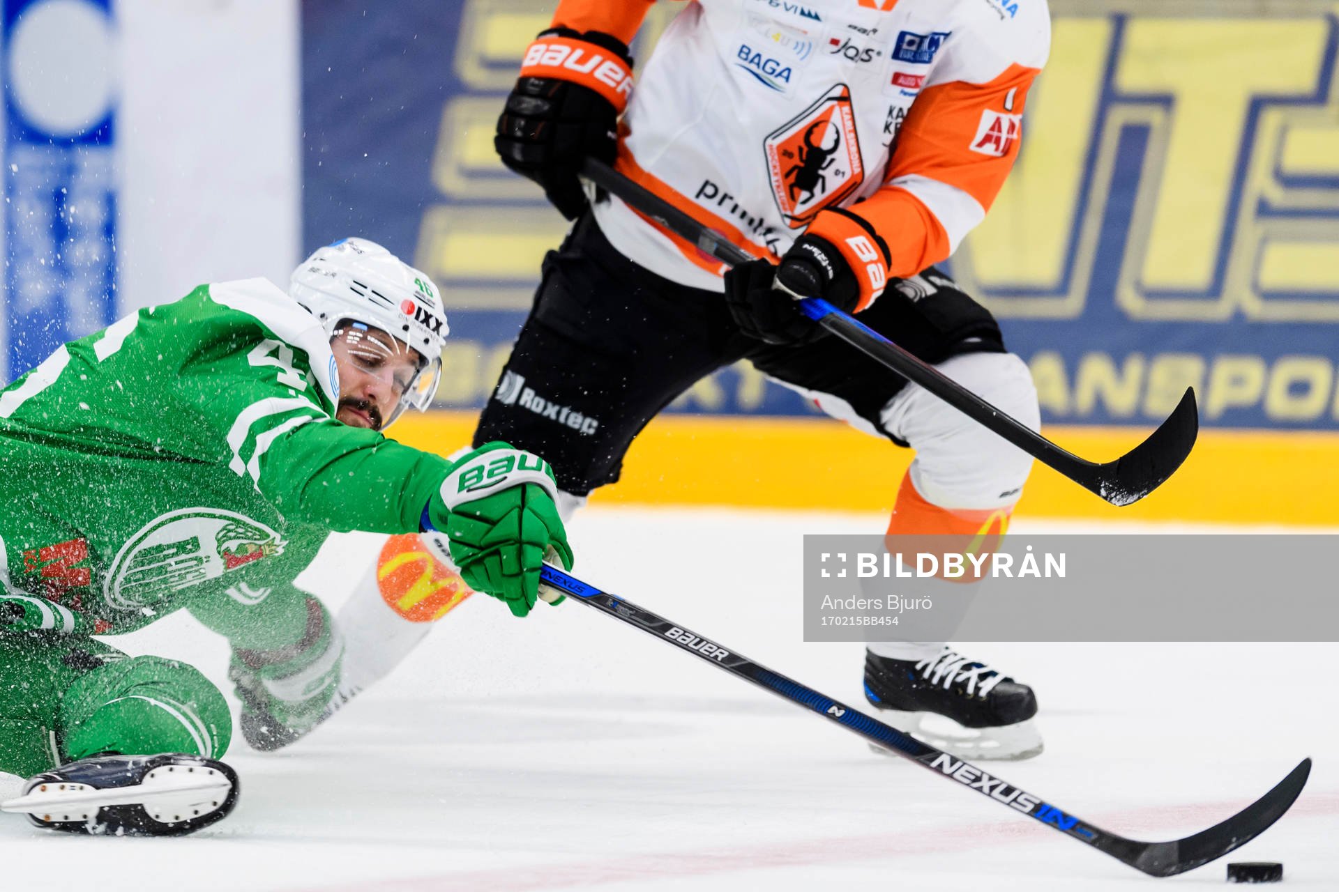 Rögles Kevin Marshall och Karlskronas Joel Kellman i kamp