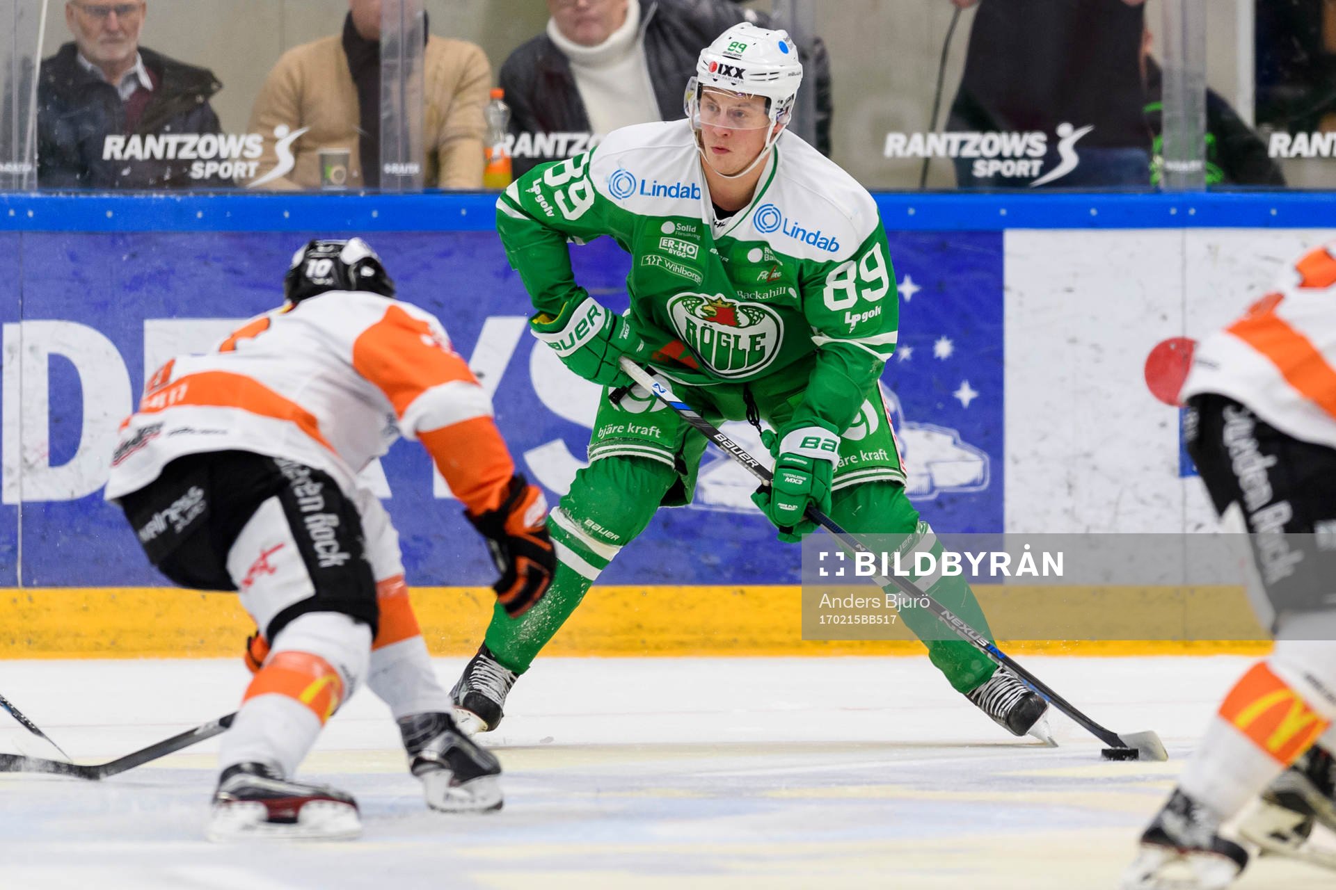Rögles David Åslin med pucken