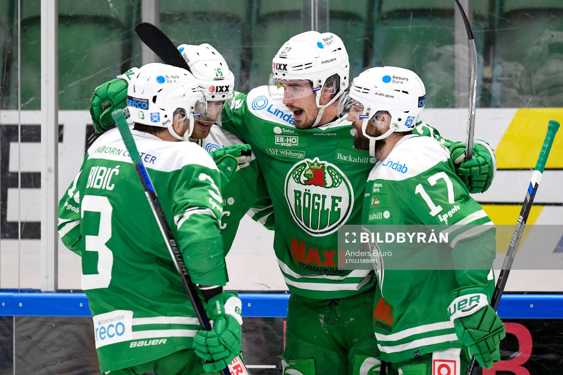 Rögles Daniel Sylwander jublar med lagkamrater