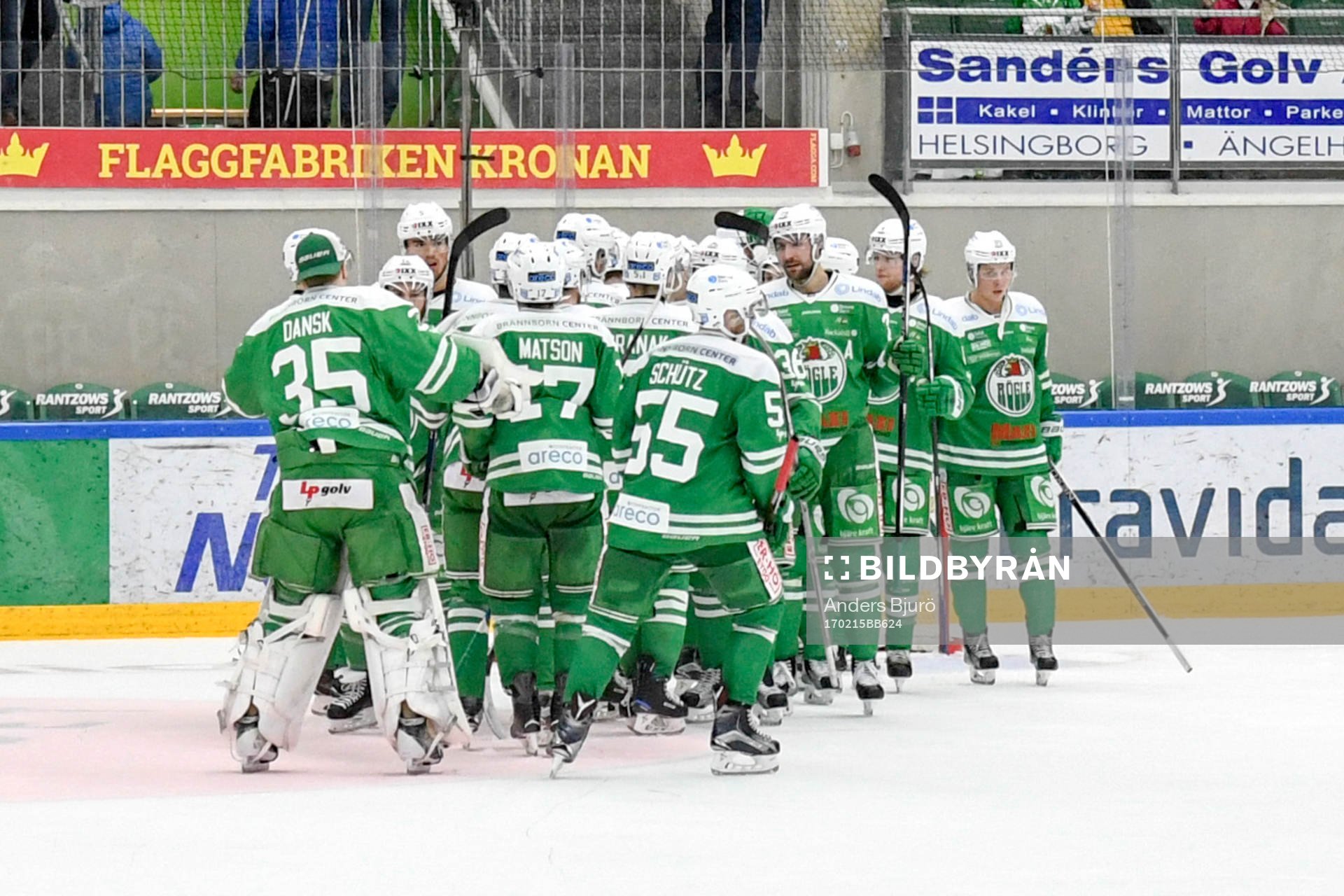 Rögles spelare jublar