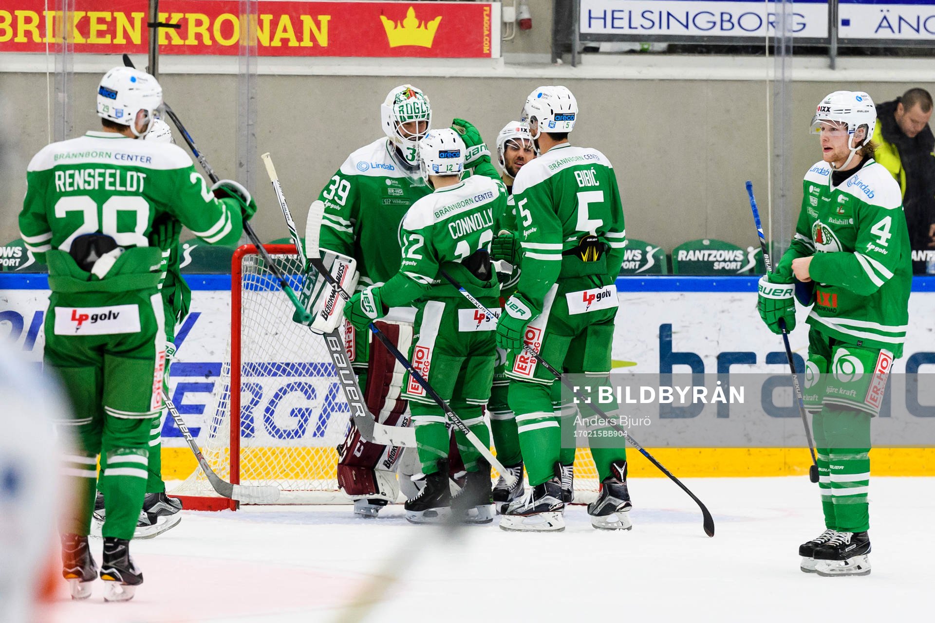 Rögles spelare jublar med målvakt Anders Lindbäck