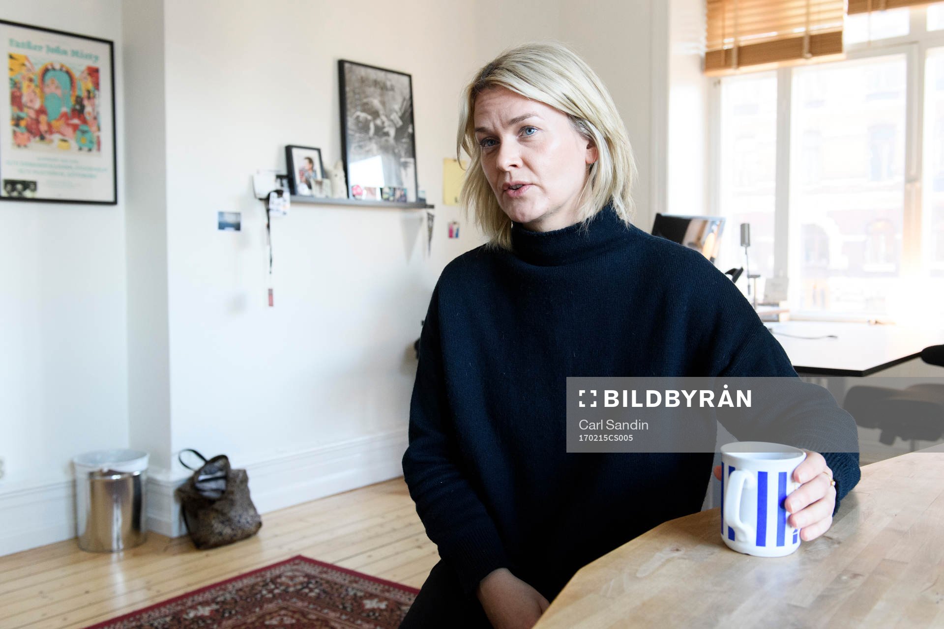 Anna Axvi blir intervjuad
