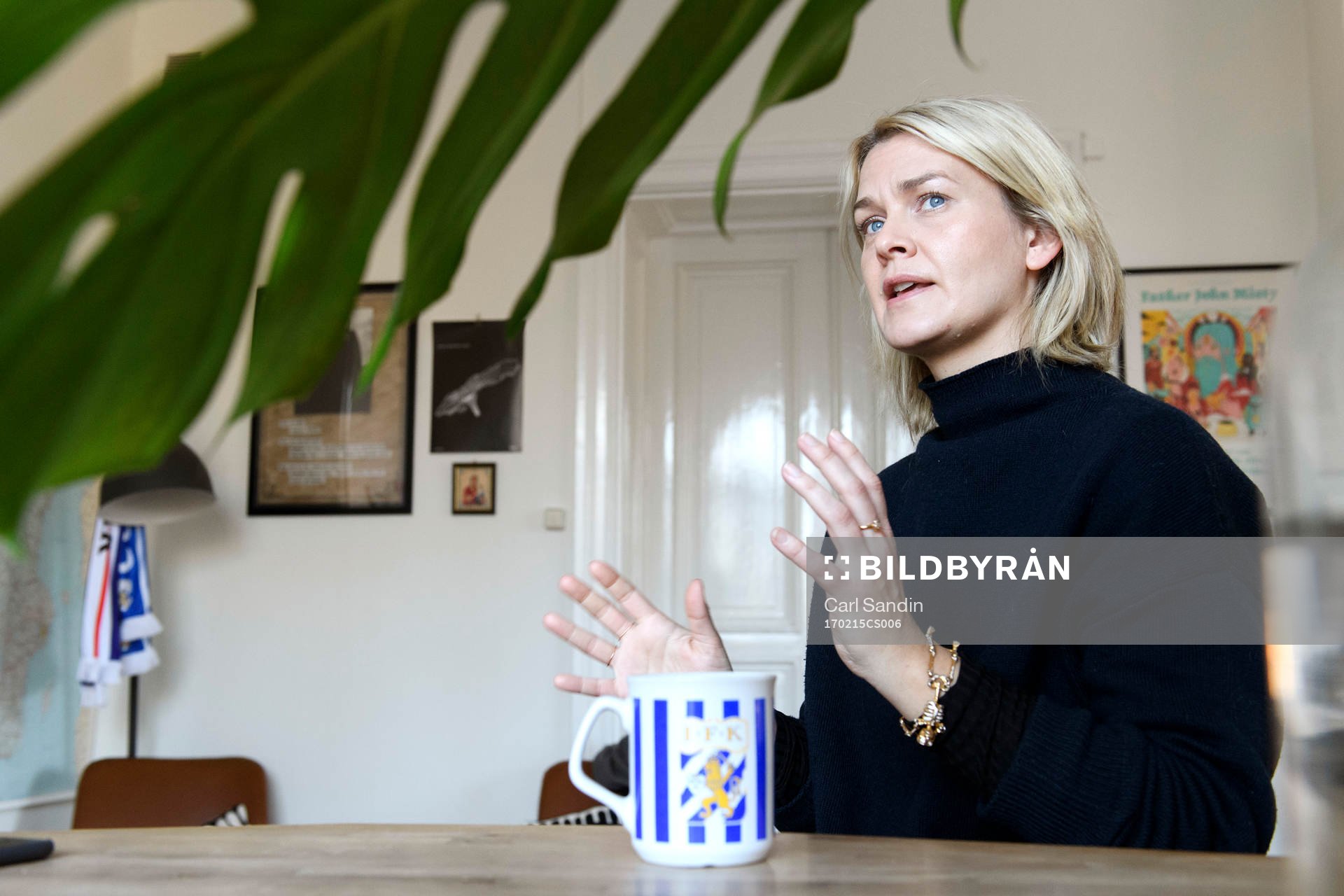 Anna Axvi blir intervjuad