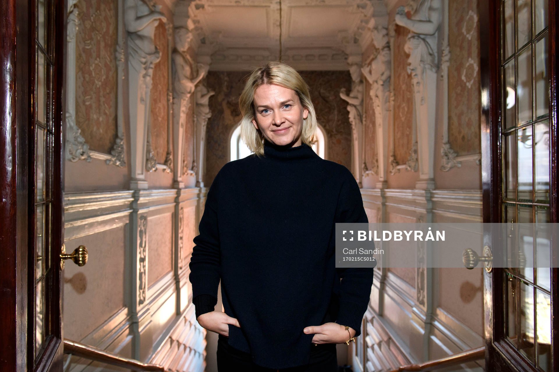 Anna Axvi blir intervjuad
