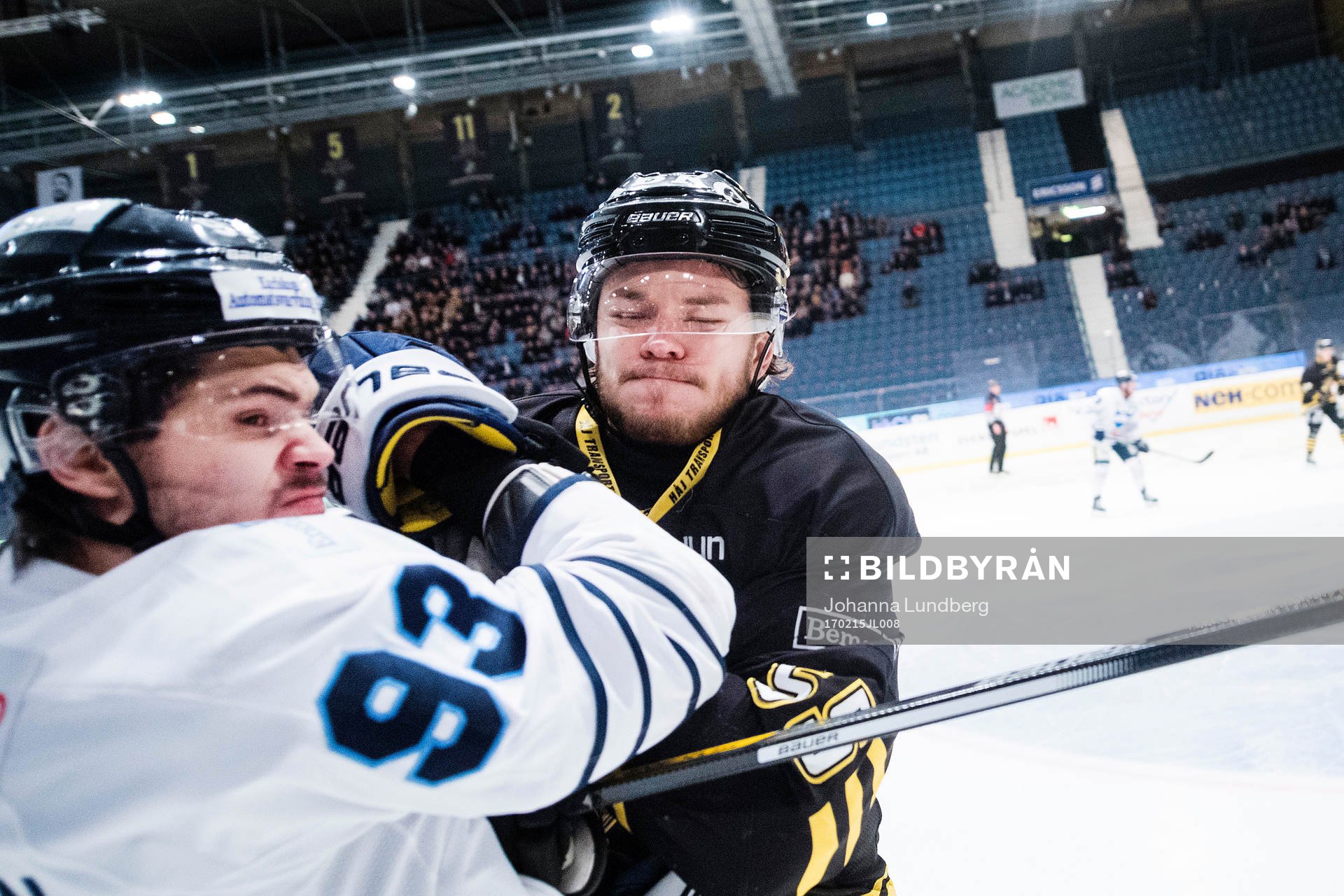 s Anton Cederholm med en tackling på Karlskogas Thomas