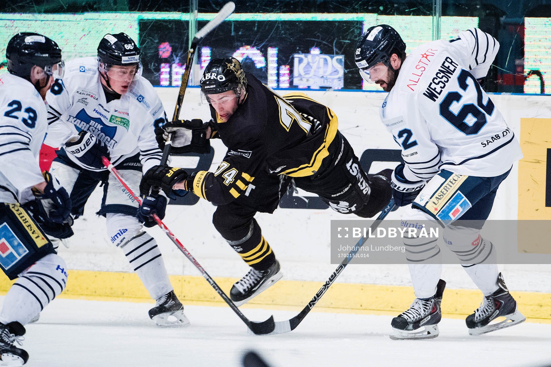 s Joakim Thelin i en duell mot Karlskogas Jacob Lundegård