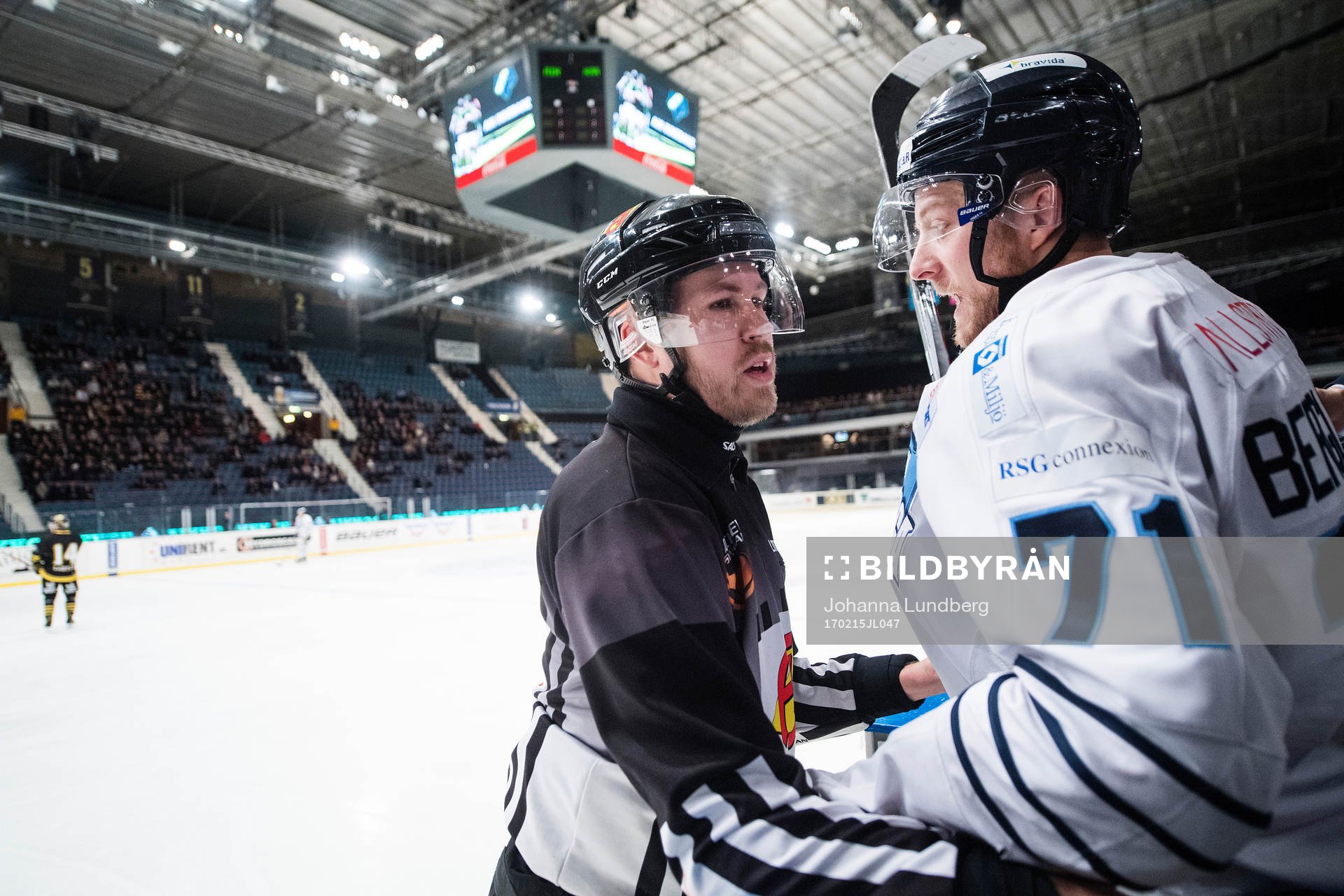 Karlskogas Carl Berglund föses in i båset av domaren