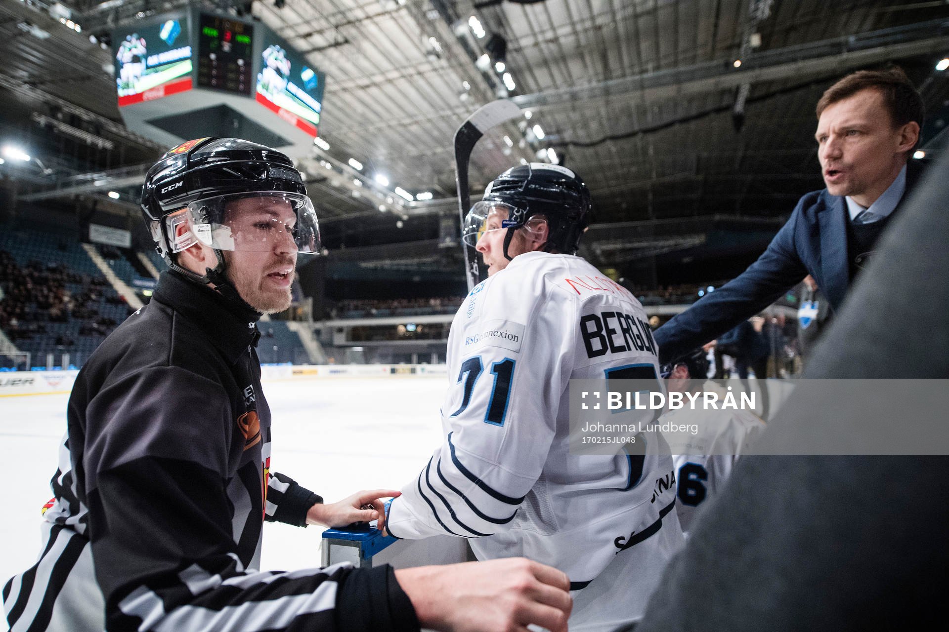 Karlskogas Carl Berglund föses in i båset av domare och