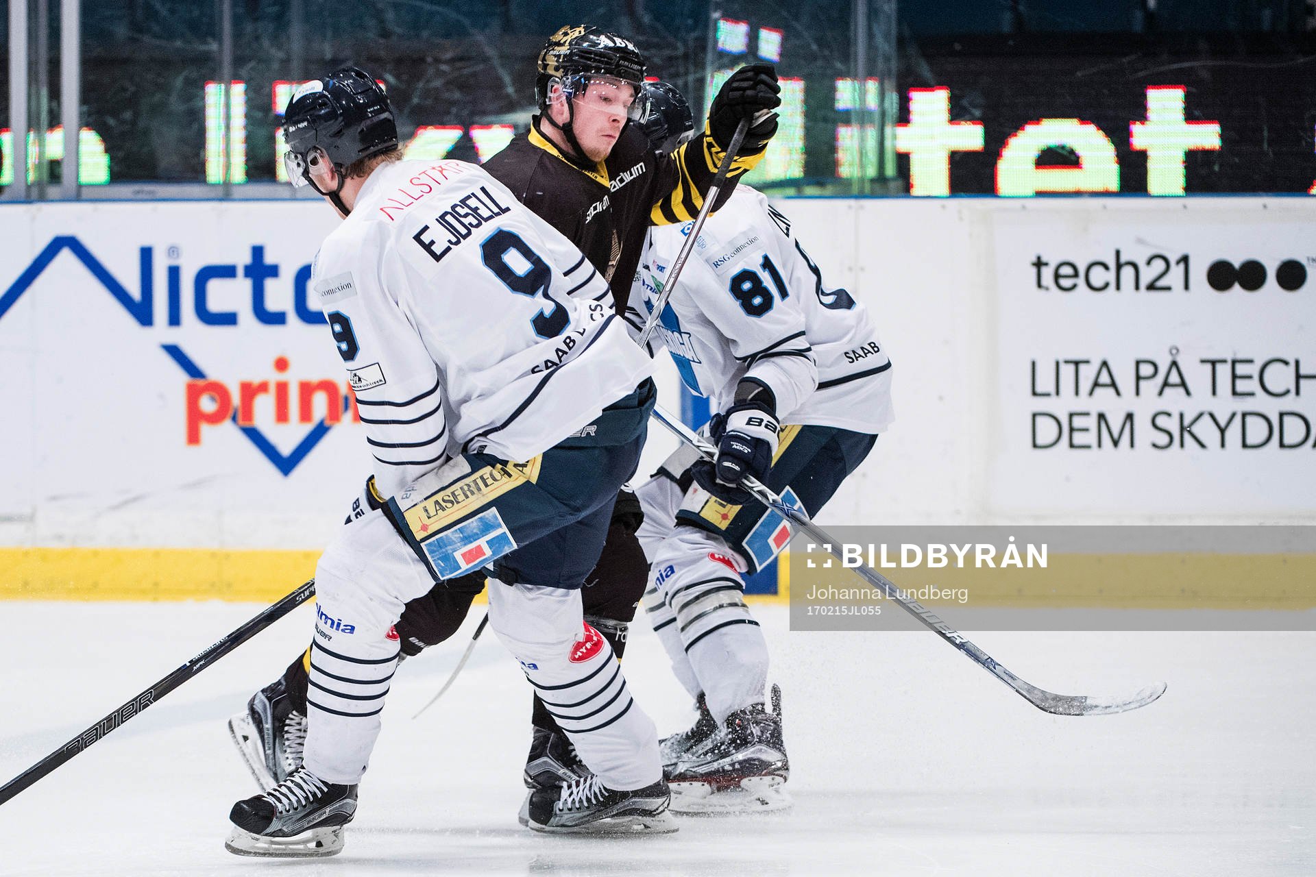 s Jesper Fröden försöker ta sig förbi Karlskogas Victor