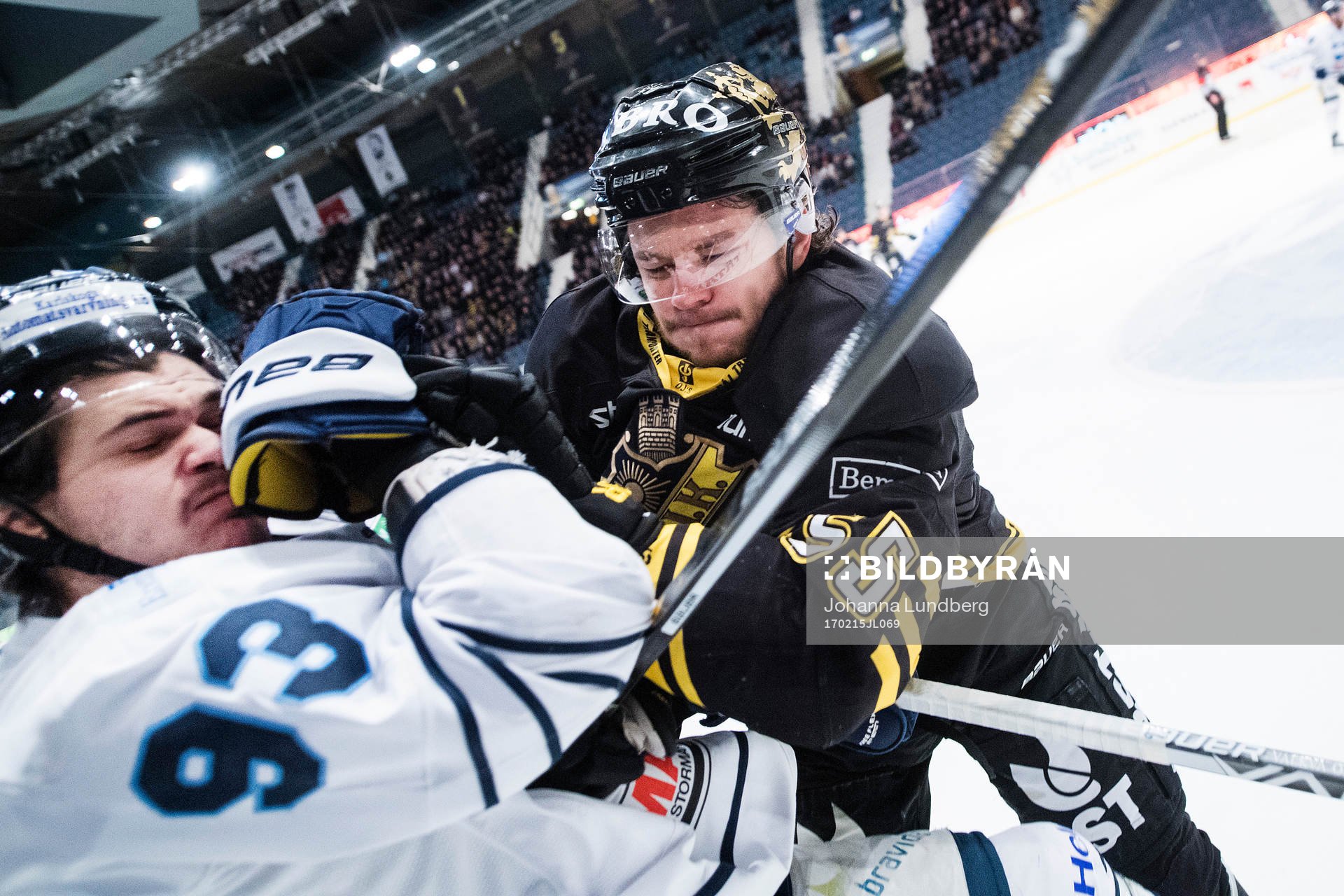 s Anton Cederholm med en tackling på Karlskogas Thomas