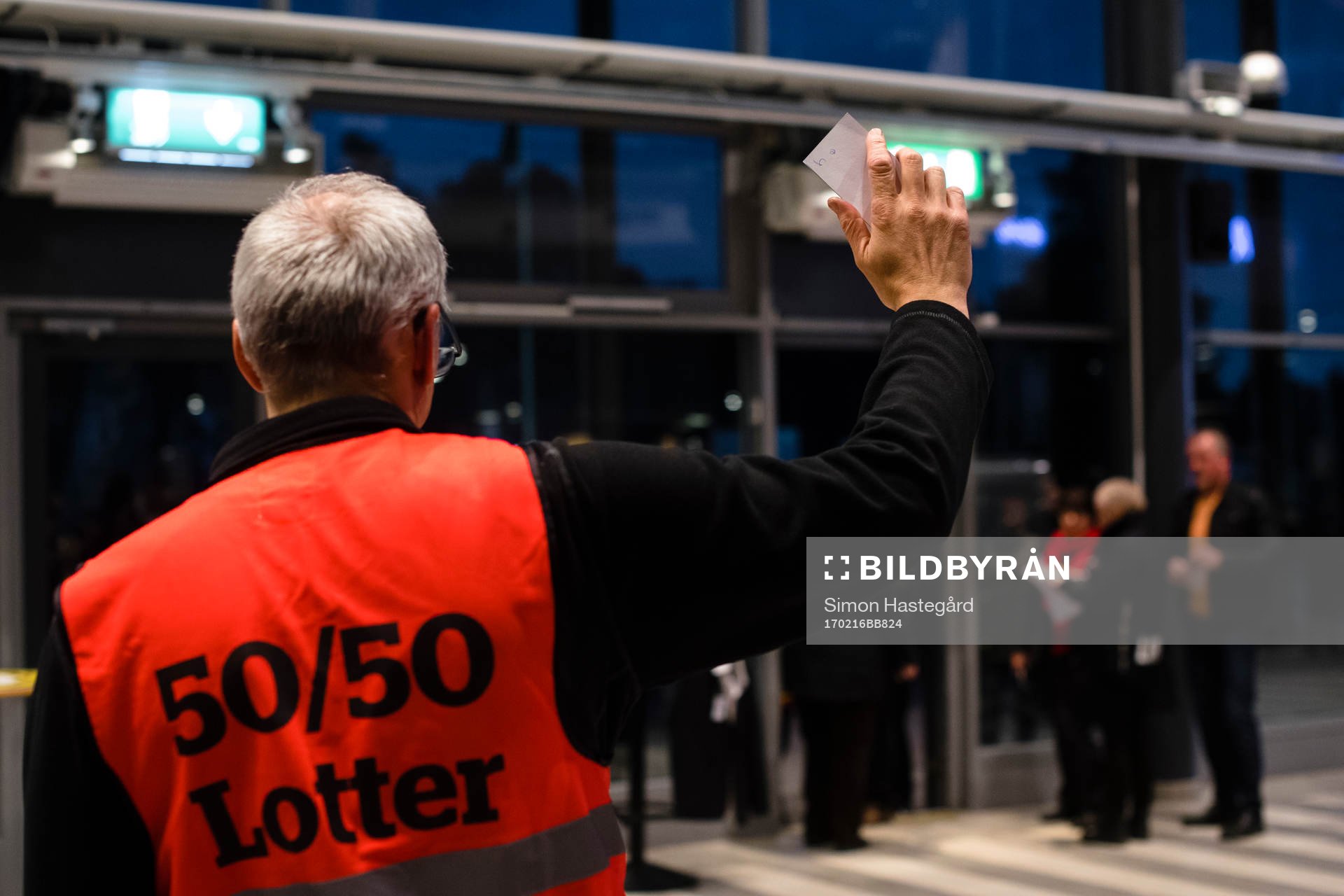 Försäljningar av lotter i entrén före  en ishockeymatch