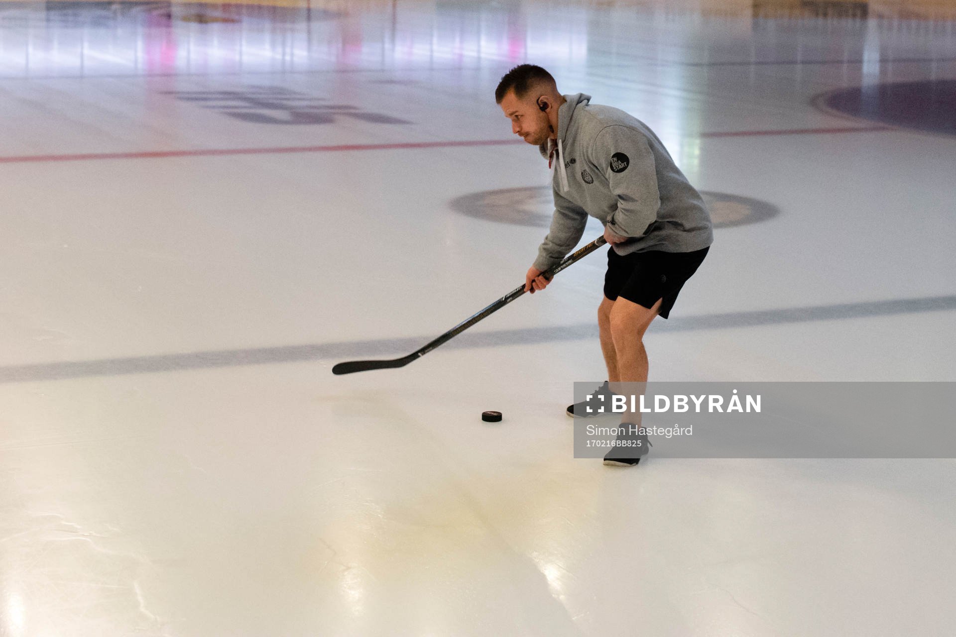 Brynäs Kevin Clark värmer upp på isen före en